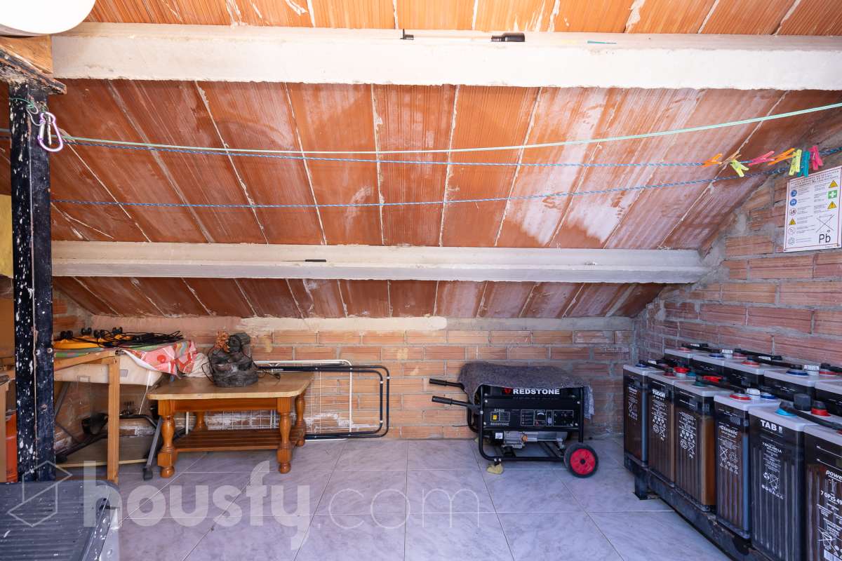 Housfy vende magnífica casa en Sarral. Se vende casa en Sarral, una vivienda luminosa y ubicada en un entorno rural idóneo para disfrutarlo. Construida en el año 2000, con vistas a la montaña, en Sarral. Consta de 302 m2. Distribución del inmueble: - Espléndida casa de 302 m2 en Sarral. (Los metros cuadrados están verificados con la Dirección General de Catastro). - La vivienda dispone de 4 habitaciones, 1 baño y 1 aseo, para familias completas. - Amplio salón-comedor de 25 m2 que te proporcionará el relax diario, creando un precioso y único espacio. - Con una cocina en excelentes condiciones. Muy completa. Características del inmueble: - Sistemas de aire acondicionado y calefacción. - Placas solares. - Exterior. - Terraza de 100 m2. - Con 4 plazas de garaje. - Balcón. - Esta casa cuenta también con un trastero. - Piscina privada. - Además de un precioso jardín privado de 3.700 m2. Sobre la ubicación, se sitúa en Sarral, municipio de Tarragona. Con todos los servicios que puedas necesitar para facilitar tus días en todo momento. No lo dudes más y contacta con nosotros para agendar una visita, conseguiremos la vivienda de tus sueños. El precio de venta no incluye gastos de la compraventa como notaría, registro, impuestos, ni tampoco honorarios agencia. Esta publicación no es vinculante. Consulta siempre la nota simple con Housfy antes de formalizar la compraventa. Este anuncio contiene imágenes ilustrativas, con el objetivo de mostrar el potencial de la propiedad, y pueden diferir del resultado final. Sobre nosotros. Housfy es la plataforma integral de servicios inmobiliarios. Nuestra combinación de expertos y tecnología pone al alcance de todo el mundo servicios cómodos, claros y seguros. AICAT número: 7922. Nos encargamos de la gestión y asesoramiento de la compra. ¡Olvídate de todo! Hacemos los trámites por ti. Y, si además necesitas financiación, ponemos a tu disposición un bróker hipotecario para ayudarte a conseguir las mejores condiciones para tu perfil económico. ¿Tienes alguna duda? Pregúntanos sin compromiso o visítanos en housfy.com.-41