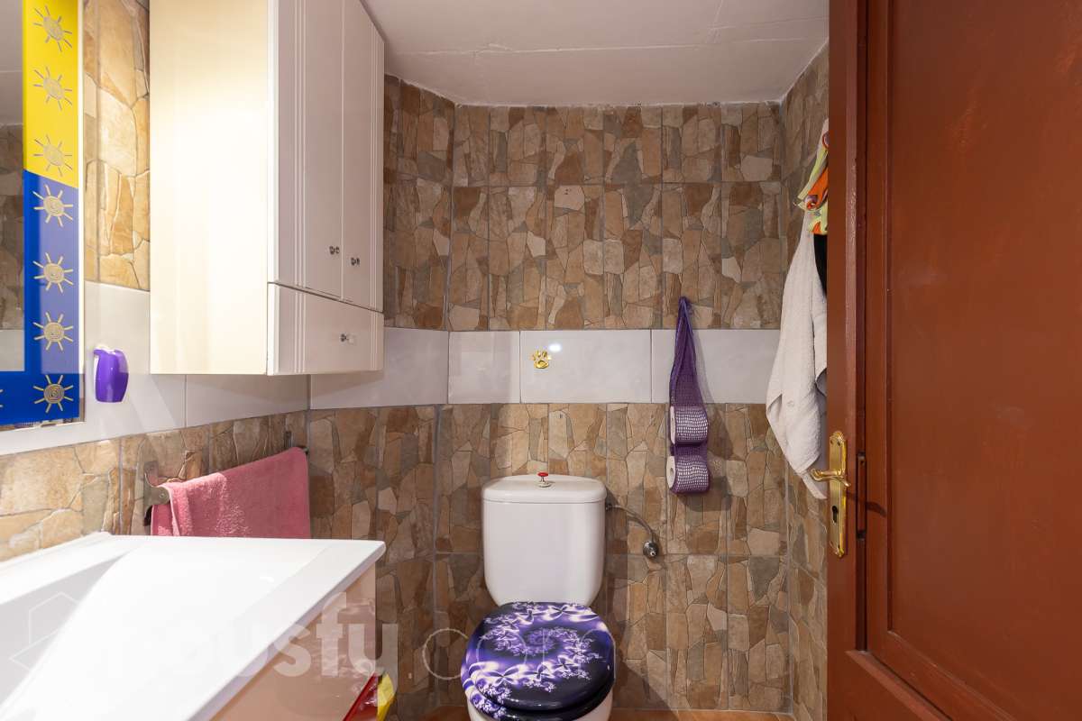 Housfy vende magnífica casa en Sarral. Se vende casa en Sarral, una vivienda luminosa y ubicada en un entorno rural idóneo para disfrutarlo. Construida en el año 2000, con vistas a la montaña, en Sarral. Consta de 302 m2. Distribución del inmueble: - Espléndida casa de 302 m2 en Sarral. (Los metros cuadrados están verificados con la Dirección General de Catastro). - La vivienda dispone de 4 habitaciones, 1 baño y 1 aseo, para familias completas. - Amplio salón-comedor de 25 m2 que te proporcionará el relax diario, creando un precioso y único espacio. - Con una cocina en excelentes condiciones. Muy completa. Características del inmueble: - Sistemas de aire acondicionado y calefacción. - Placas solares. - Exterior. - Terraza de 100 m2. - Con 4 plazas de garaje. - Balcón. - Esta casa cuenta también con un trastero. - Piscina privada. - Además de un precioso jardín privado de 3.700 m2. Sobre la ubicación, se sitúa en Sarral, municipio de Tarragona. Con todos los servicios que puedas necesitar para facilitar tus días en todo momento. No lo dudes más y contacta con nosotros para agendar una visita, conseguiremos la vivienda de tus sueños. El precio de venta no incluye gastos de la compraventa como notaría, registro, impuestos, ni tampoco honorarios agencia. Esta publicación no es vinculante. Consulta siempre la nota simple con Housfy antes de formalizar la compraventa. Este anuncio contiene imágenes ilustrativas, con el objetivo de mostrar el potencial de la propiedad, y pueden diferir del resultado final. Sobre nosotros. Housfy es la plataforma integral de servicios inmobiliarios. Nuestra combinación de expertos y tecnología pone al alcance de todo el mundo servicios cómodos, claros y seguros. AICAT número: 7922. Nos encargamos de la gestión y asesoramiento de la compra. ¡Olvídate de todo! Hacemos los trámites por ti. Y, si además necesitas financiación, ponemos a tu disposición un bróker hipotecario para ayudarte a conseguir las mejores condiciones para tu perfil económico. ¿Tienes alguna duda? Pregúntanos sin compromiso o visítanos en housfy.com.-22