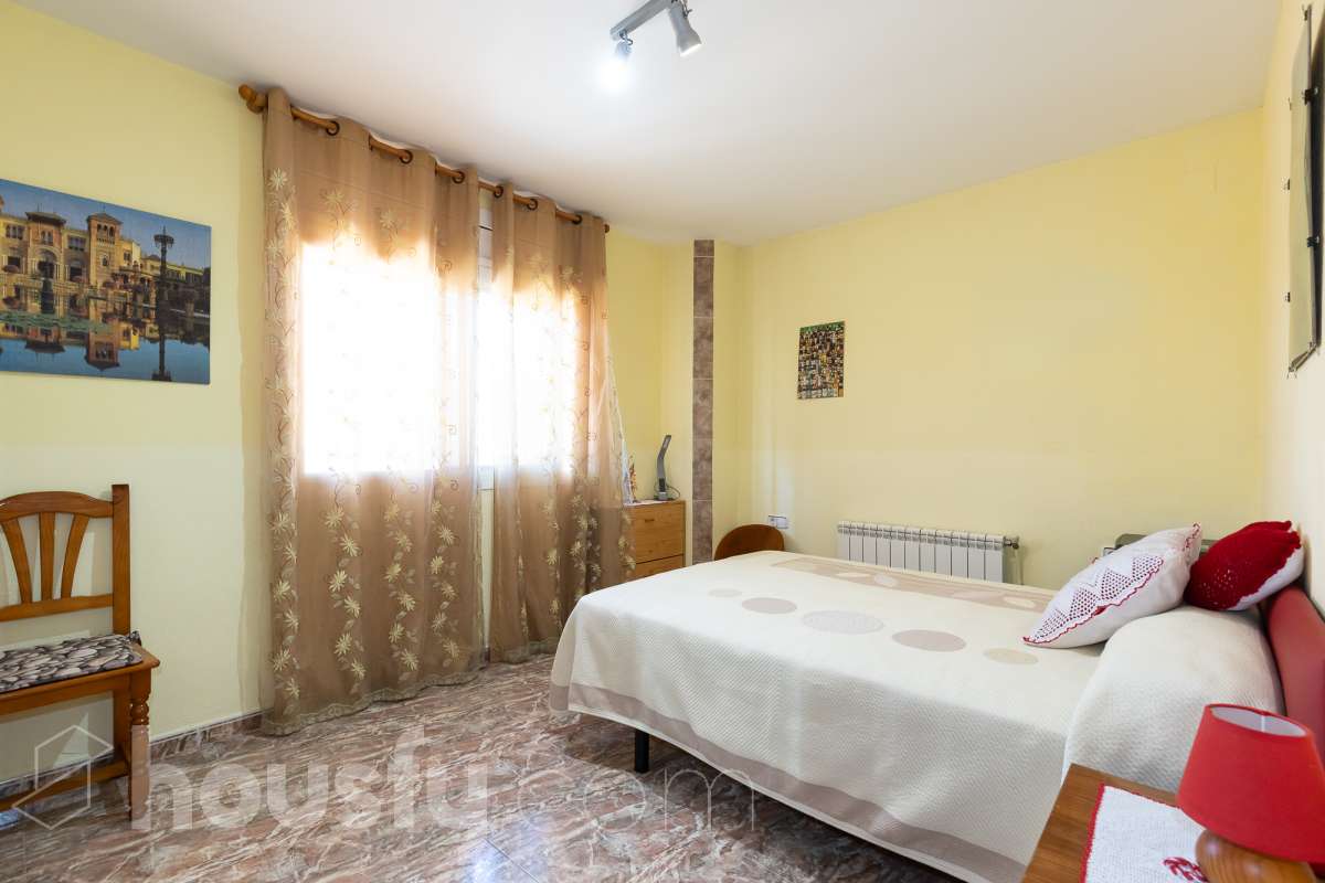 Housfy vende magnífica casa en Sarral. Se vende casa en Sarral, una vivienda luminosa y ubicada en un entorno rural idóneo para disfrutarlo. Construida en el año 2000, con vistas a la montaña, en Sarral. Consta de 302 m2. Distribución del inmueble: - Espléndida casa de 302 m2 en Sarral. (Los metros cuadrados están verificados con la Dirección General de Catastro). - La vivienda dispone de 4 habitaciones, 1 baño y 1 aseo, para familias completas. - Amplio salón-comedor de 25 m2 que te proporcionará el relax diario, creando un precioso y único espacio. - Con una cocina en excelentes condiciones. Muy completa. Características del inmueble: - Sistemas de aire acondicionado y calefacción. - Placas solares. - Exterior. - Terraza de 100 m2. - Con 4 plazas de garaje. - Balcón. - Esta casa cuenta también con un trastero. - Piscina privada. - Además de un precioso jardín privado de 3.700 m2. Sobre la ubicación, se sitúa en Sarral, municipio de Tarragona. Con todos los servicios que puedas necesitar para facilitar tus días en todo momento. No lo dudes más y contacta con nosotros para agendar una visita, conseguiremos la vivienda de tus sueños. El precio de venta no incluye gastos de la compraventa como notaría, registro, impuestos, ni tampoco honorarios agencia. Esta publicación no es vinculante. Consulta siempre la nota simple con Housfy antes de formalizar la compraventa. Este anuncio contiene imágenes ilustrativas, con el objetivo de mostrar el potencial de la propiedad, y pueden diferir del resultado final. Sobre nosotros. Housfy es la plataforma integral de servicios inmobiliarios. Nuestra combinación de expertos y tecnología pone al alcance de todo el mundo servicios cómodos, claros y seguros. AICAT número: 7922. Nos encargamos de la gestión y asesoramiento de la compra. ¡Olvídate de todo! Hacemos los trámites por ti. Y, si además necesitas financiación, ponemos a tu disposición un bróker hipotecario para ayudarte a conseguir las mejores condiciones para tu perfil económico. ¿Tienes alguna duda? Pregúntanos sin compromiso o visítanos en housfy.com.-6