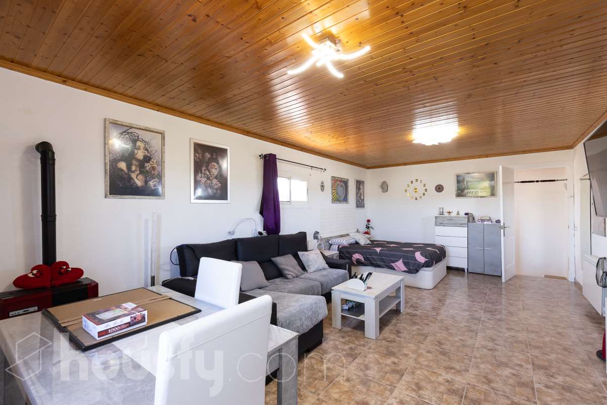 Housfy vende magnífica casa en Sarral. Se vende casa en Sarral, una vivienda luminosa y ubicada en un entorno rural idóneo para disfrutarlo. Construida en el año 2000, con vistas a la montaña, en Sarral. Consta de 302 m2. Distribución del inmueble: - Espléndida casa de 302 m2 en Sarral. (Los metros cuadrados están verificados con la Dirección General de Catastro). - La vivienda dispone de 4 habitaciones, 1 baño y 1 aseo, para familias completas. - Amplio salón-comedor de 25 m2 que te proporcionará el relax diario, creando un precioso y único espacio. - Con una cocina en excelentes condiciones. Muy completa. Características del inmueble: - Sistemas de aire acondicionado y calefacción. - Placas solares. - Exterior. - Terraza de 100 m2. - Con 4 plazas de garaje. - Balcón. - Esta casa cuenta también con un trastero. - Piscina privada. - Además de un precioso jardín privado de 3.700 m2. Sobre la ubicación, se sitúa en Sarral, municipio de Tarragona. Con todos los servicios que puedas necesitar para facilitar tus días en todo momento. No lo dudes más y contacta con nosotros para agendar una visita, conseguiremos la vivienda de tus sueños. El precio de venta no incluye gastos de la compraventa como notaría, registro, impuestos, ni tampoco honorarios agencia. Esta publicación no es vinculante. Consulta siempre la nota simple con Housfy antes de formalizar la compraventa. Este anuncio contiene imágenes ilustrativas, con el objetivo de mostrar el potencial de la propiedad, y pueden diferir del resultado final. Sobre nosotros. Housfy es la plataforma integral de servicios inmobiliarios. Nuestra combinación de expertos y tecnología pone al alcance de todo el mundo servicios cómodos, claros y seguros. AICAT número: 7922. Nos encargamos de la gestión y asesoramiento de la compra. ¡Olvídate de todo! Hacemos los trámites por ti. Y, si además necesitas financiación, ponemos a tu disposición un bróker hipotecario para ayudarte a conseguir las mejores condiciones para tu perfil económico. ¿Tienes alguna duda? Pregúntanos sin compromiso o visítanos en housfy.com.-14