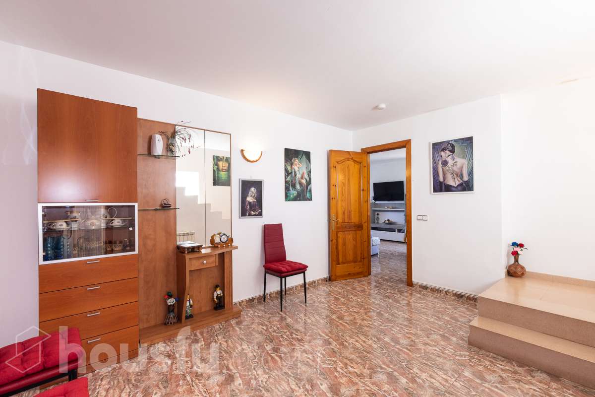 Housfy vende magnífica casa en Sarral. Se vende casa en Sarral, una vivienda luminosa y ubicada en un entorno rural idóneo para disfrutarlo. Construida en el año 2000, con vistas a la montaña, en Sarral. Consta de 302 m2. Distribución del inmueble: - Espléndida casa de 302 m2 en Sarral. (Los metros cuadrados están verificados con la Dirección General de Catastro). - La vivienda dispone de 4 habitaciones, 1 baño y 1 aseo, para familias completas. - Amplio salón-comedor de 25 m2 que te proporcionará el relax diario, creando un precioso y único espacio. - Con una cocina en excelentes condiciones. Muy completa. Características del inmueble: - Sistemas de aire acondicionado y calefacción. - Placas solares. - Exterior. - Terraza de 100 m2. - Con 4 plazas de garaje. - Balcón. - Esta casa cuenta también con un trastero. - Piscina privada. - Además de un precioso jardín privado de 3.700 m2. Sobre la ubicación, se sitúa en Sarral, municipio de Tarragona. Con todos los servicios que puedas necesitar para facilitar tus días en todo momento. No lo dudes más y contacta con nosotros para agendar una visita, conseguiremos la vivienda de tus sueños. El precio de venta no incluye gastos de la compraventa como notaría, registro, impuestos, ni tampoco honorarios agencia. Esta publicación no es vinculante. Consulta siempre la nota simple con Housfy antes de formalizar la compraventa. Este anuncio contiene imágenes ilustrativas, con el objetivo de mostrar el potencial de la propiedad, y pueden diferir del resultado final. Sobre nosotros. Housfy es la plataforma integral de servicios inmobiliarios. Nuestra combinación de expertos y tecnología pone al alcance de todo el mundo servicios cómodos, claros y seguros. AICAT número: 7922. Nos encargamos de la gestión y asesoramiento de la compra. ¡Olvídate de todo! Hacemos los trámites por ti. Y, si además necesitas financiación, ponemos a tu disposición un bróker hipotecario para ayudarte a conseguir las mejores condiciones para tu perfil económico. ¿Tienes alguna duda? Pregúntanos sin compromiso o visítanos en housfy.com.-37