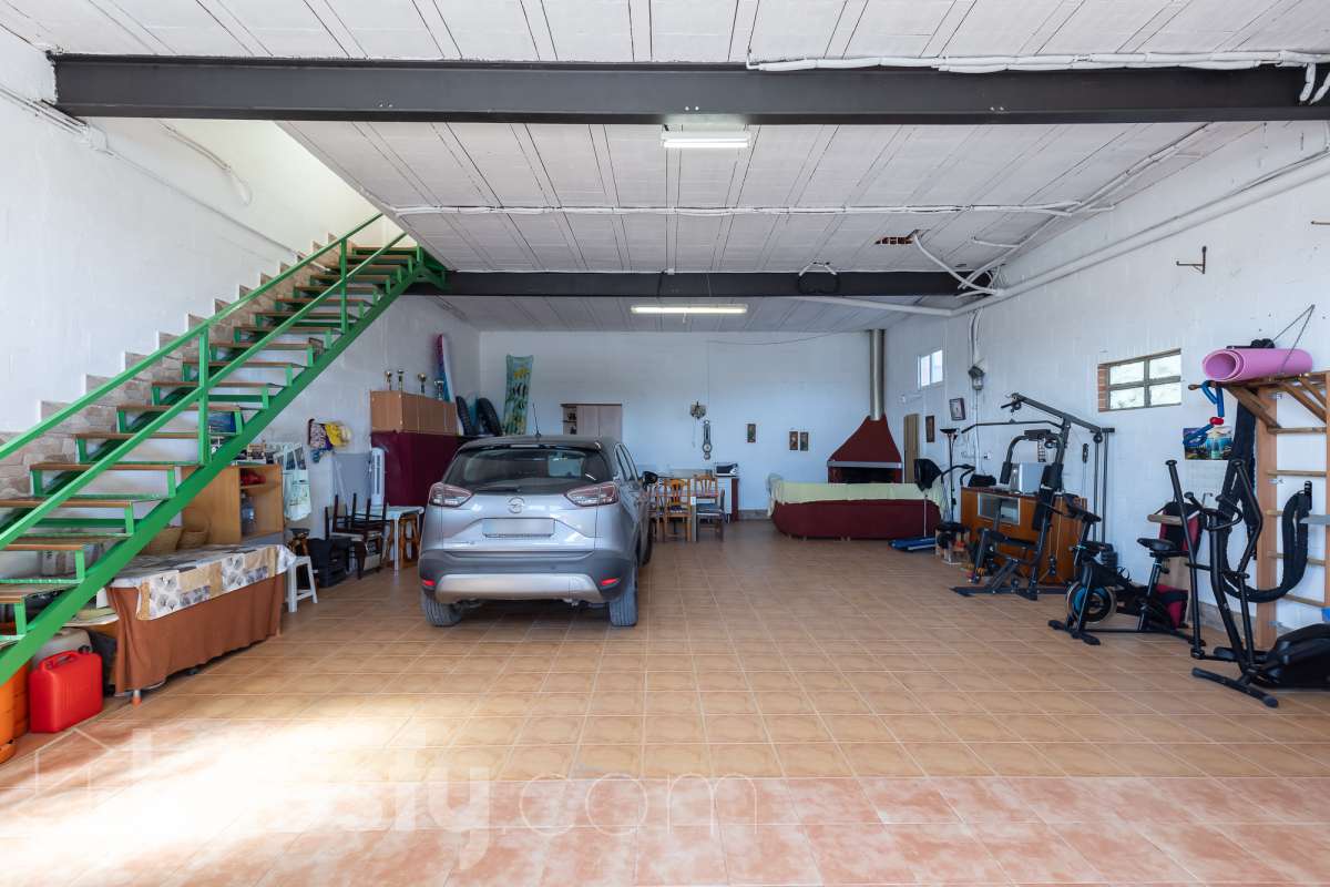Housfy vende magnífica casa en Sarral. Se vende casa en Sarral, una vivienda luminosa y ubicada en un entorno rural idóneo para disfrutarlo. Construida en el año 2000, con vistas a la montaña, en Sarral. Consta de 302 m2. Distribución del inmueble: - Espléndida casa de 302 m2 en Sarral. (Los metros cuadrados están verificados con la Dirección General de Catastro). - La vivienda dispone de 4 habitaciones, 1 baño y 1 aseo, para familias completas. - Amplio salón-comedor de 25 m2 que te proporcionará el relax diario, creando un precioso y único espacio. - Con una cocina en excelentes condiciones. Muy completa. Características del inmueble: - Sistemas de aire acondicionado y calefacción. - Placas solares. - Exterior. - Terraza de 100 m2. - Con 4 plazas de garaje. - Balcón. - Esta casa cuenta también con un trastero. - Piscina privada. - Además de un precioso jardín privado de 3.700 m2. Sobre la ubicación, se sitúa en Sarral, municipio de Tarragona. Con todos los servicios que puedas necesitar para facilitar tus días en todo momento. No lo dudes más y contacta con nosotros para agendar una visita, conseguiremos la vivienda de tus sueños. El precio de venta no incluye gastos de la compraventa como notaría, registro, impuestos, ni tampoco honorarios agencia. Esta publicación no es vinculante. Consulta siempre la nota simple con Housfy antes de formalizar la compraventa. Este anuncio contiene imágenes ilustrativas, con el objetivo de mostrar el potencial de la propiedad, y pueden diferir del resultado final. Sobre nosotros. Housfy es la plataforma integral de servicios inmobiliarios. Nuestra combinación de expertos y tecnología pone al alcance de todo el mundo servicios cómodos, claros y seguros. AICAT número: 7922. Nos encargamos de la gestión y asesoramiento de la compra. ¡Olvídate de todo! Hacemos los trámites por ti. Y, si además necesitas financiación, ponemos a tu disposición un bróker hipotecario para ayudarte a conseguir las mejores condiciones para tu perfil económico. ¿Tienes alguna duda? Pregúntanos sin compromiso o visítanos en housfy.com.-39