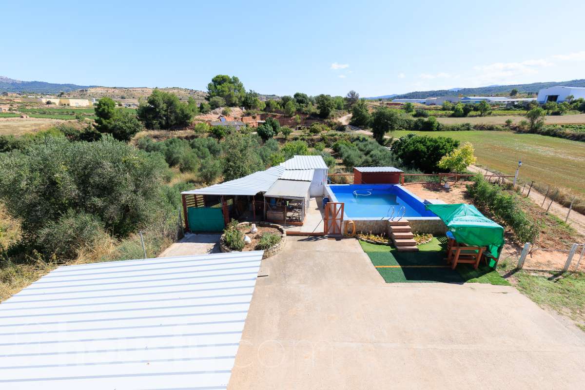 Housfy vende magnífica casa en Sarral. Se vende casa en Sarral, una vivienda luminosa y ubicada en un entorno rural idóneo para disfrutarlo. Construida en el año 2000, con vistas a la montaña, en Sarral. Consta de 302 m2. Distribución del inmueble: - Espléndida casa de 302 m2 en Sarral. (Los metros cuadrados están verificados con la Dirección General de Catastro). - La vivienda dispone de 4 habitaciones, 1 baño y 1 aseo, para familias completas. - Amplio salón-comedor de 25 m2 que te proporcionará el relax diario, creando un precioso y único espacio. - Con una cocina en excelentes condiciones. Muy completa. Características del inmueble: - Sistemas de aire acondicionado y calefacción. - Placas solares. - Exterior. - Terraza de 100 m2. - Con 4 plazas de garaje. - Balcón. - Esta casa cuenta también con un trastero. - Piscina privada. - Además de un precioso jardín privado de 3.700 m2. Sobre la ubicación, se sitúa en Sarral, municipio de Tarragona. Con todos los servicios que puedas necesitar para facilitar tus días en todo momento. No lo dudes más y contacta con nosotros para agendar una visita, conseguiremos la vivienda de tus sueños. El precio de venta no incluye gastos de la compraventa como notaría, registro, impuestos, ni tampoco honorarios agencia. Esta publicación no es vinculante. Consulta siempre la nota simple con Housfy antes de formalizar la compraventa. Este anuncio contiene imágenes ilustrativas, con el objetivo de mostrar el potencial de la propiedad, y pueden diferir del resultado final. Sobre nosotros. Housfy es la plataforma integral de servicios inmobiliarios. Nuestra combinación de expertos y tecnología pone al alcance de todo el mundo servicios cómodos, claros y seguros. AICAT número: 7922. Nos encargamos de la gestión y asesoramiento de la compra. ¡Olvídate de todo! Hacemos los trámites por ti. Y, si además necesitas financiación, ponemos a tu disposición un bróker hipotecario para ayudarte a conseguir las mejores condiciones para tu perfil económico. ¿Tienes alguna duda? Pregúntanos sin compromiso o visítanos en housfy.com.-34