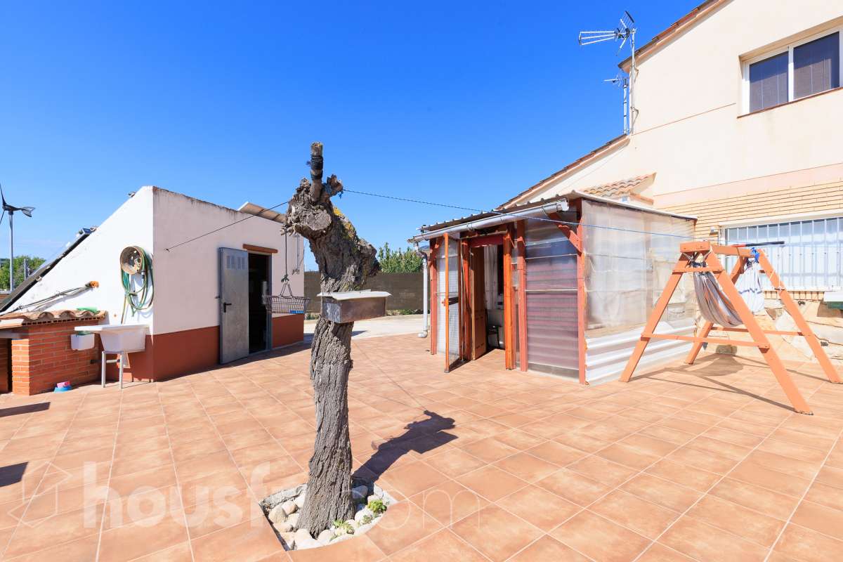 Housfy vende magnífica casa en Sarral. Se vende casa en Sarral, una vivienda luminosa y ubicada en un entorno rural idóneo para disfrutarlo. Construida en el año 2000, con vistas a la montaña, en Sarral. Consta de 302 m2. Distribución del inmueble: - Espléndida casa de 302 m2 en Sarral. (Los metros cuadrados están verificados con la Dirección General de Catastro). - La vivienda dispone de 4 habitaciones, 1 baño y 1 aseo, para familias completas. - Amplio salón-comedor de 25 m2 que te proporcionará el relax diario, creando un precioso y único espacio. - Con una cocina en excelentes condiciones. Muy completa. Características del inmueble: - Sistemas de aire acondicionado y calefacción. - Placas solares. - Exterior. - Terraza de 100 m2. - Con 4 plazas de garaje. - Balcón. - Esta casa cuenta también con un trastero. - Piscina privada. - Además de un precioso jardín privado de 3.700 m2. Sobre la ubicación, se sitúa en Sarral, municipio de Tarragona. Con todos los servicios que puedas necesitar para facilitar tus días en todo momento. No lo dudes más y contacta con nosotros para agendar una visita, conseguiremos la vivienda de tus sueños. El precio de venta no incluye gastos de la compraventa como notaría, registro, impuestos, ni tampoco honorarios agencia. Esta publicación no es vinculante. Consulta siempre la nota simple con Housfy antes de formalizar la compraventa. Este anuncio contiene imágenes ilustrativas, con el objetivo de mostrar el potencial de la propiedad, y pueden diferir del resultado final. Sobre nosotros. Housfy es la plataforma integral de servicios inmobiliarios. Nuestra combinación de expertos y tecnología pone al alcance de todo el mundo servicios cómodos, claros y seguros. AICAT número: 7922. Nos encargamos de la gestión y asesoramiento de la compra. ¡Olvídate de todo! Hacemos los trámites por ti. Y, si además necesitas financiación, ponemos a tu disposición un bróker hipotecario para ayudarte a conseguir las mejores condiciones para tu perfil económico. ¿Tienes alguna duda? Pregúntanos sin compromiso o visítanos en housfy.com.-31