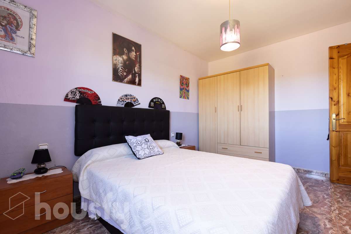 Housfy vende magnífica casa en Sarral. Se vende casa en Sarral, una vivienda luminosa y ubicada en un entorno rural idóneo para disfrutarlo. Construida en el año 2000, con vistas a la montaña, en Sarral. Consta de 302 m2. Distribución del inmueble: - Espléndida casa de 302 m2 en Sarral. (Los metros cuadrados están verificados con la Dirección General de Catastro). - La vivienda dispone de 4 habitaciones, 1 baño y 1 aseo, para familias completas. - Amplio salón-comedor de 25 m2 que te proporcionará el relax diario, creando un precioso y único espacio. - Con una cocina en excelentes condiciones. Muy completa. Características del inmueble: - Sistemas de aire acondicionado y calefacción. - Placas solares. - Exterior. - Terraza de 100 m2. - Con 4 plazas de garaje. - Balcón. - Esta casa cuenta también con un trastero. - Piscina privada. - Además de un precioso jardín privado de 3.700 m2. Sobre la ubicación, se sitúa en Sarral, municipio de Tarragona. Con todos los servicios que puedas necesitar para facilitar tus días en todo momento. No lo dudes más y contacta con nosotros para agendar una visita, conseguiremos la vivienda de tus sueños. El precio de venta no incluye gastos de la compraventa como notaría, registro, impuestos, ni tampoco honorarios agencia. Esta publicación no es vinculante. Consulta siempre la nota simple con Housfy antes de formalizar la compraventa. Este anuncio contiene imágenes ilustrativas, con el objetivo de mostrar el potencial de la propiedad, y pueden diferir del resultado final. Sobre nosotros. Housfy es la plataforma integral de servicios inmobiliarios. Nuestra combinación de expertos y tecnología pone al alcance de todo el mundo servicios cómodos, claros y seguros. AICAT número: 7922. Nos encargamos de la gestión y asesoramiento de la compra. ¡Olvídate de todo! Hacemos los trámites por ti. Y, si además necesitas financiación, ponemos a tu disposición un bróker hipotecario para ayudarte a conseguir las mejores condiciones para tu perfil económico. ¿Tienes alguna duda? Pregúntanos sin compromiso o visítanos en housfy.com.-10