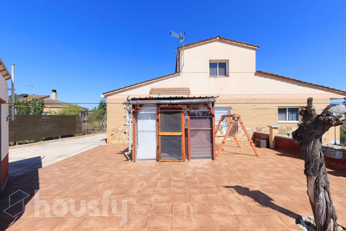 Housfy vende magnífica casa en Sarral. Se vende casa en Sarral, una vivienda luminosa y ubicada en un entorno rural idóneo para disfrutarlo. Construida en el año 2000, con vistas a la montaña, en Sarral. Consta de 302 m2. Distribución del inmueble: - Espléndida casa de 302 m2 en Sarral. (Los metros cuadrados están verificados con la Dirección General de Catastro). - La vivienda dispone de 4 habitaciones, 1 baño y 1 aseo, para familias completas. - Amplio salón-comedor de 25 m2 que te proporcionará el relax diario, creando un precioso y único espacio. - Con una cocina en excelentes condiciones. Muy completa. Características del inmueble: - Sistemas de aire acondicionado y calefacción. - Placas solares. - Exterior. - Terraza de 100 m2. - Con 4 plazas de garaje. - Balcón. - Esta casa cuenta también con un trastero. - Piscina privada. - Además de un precioso jardín privado de 3.700 m2. Sobre la ubicación, se sitúa en Sarral, municipio de Tarragona. Con todos los servicios que puedas necesitar para facilitar tus días en todo momento. No lo dudes más y contacta con nosotros para agendar una visita, conseguiremos la vivienda de tus sueños. El precio de venta no incluye gastos de la compraventa como notaría, registro, impuestos, ni tampoco honorarios agencia. Esta publicación no es vinculante. Consulta siempre la nota simple con Housfy antes de formalizar la compraventa. Este anuncio contiene imágenes ilustrativas, con el objetivo de mostrar el potencial de la propiedad, y pueden diferir del resultado final. Sobre nosotros. Housfy es la plataforma integral de servicios inmobiliarios. Nuestra combinación de expertos y tecnología pone al alcance de todo el mundo servicios cómodos, claros y seguros. AICAT número: 7922. Nos encargamos de la gestión y asesoramiento de la compra. ¡Olvídate de todo! Hacemos los trámites por ti. Y, si además necesitas financiación, ponemos a tu disposición un bróker hipotecario para ayudarte a conseguir las mejores condiciones para tu perfil económico. ¿Tienes alguna duda? Pregúntanos sin compromiso o visítanos en housfy.com.-30