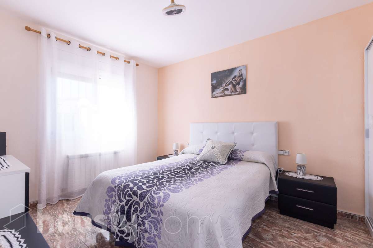 Housfy vende magnífica casa en Sarral. Se vende casa en Sarral, una vivienda luminosa y ubicada en un entorno rural idóneo para disfrutarlo. Construida en el año 2000, con vistas a la montaña, en Sarral. Consta de 302 m2. Distribución del inmueble: - Espléndida casa de 302 m2 en Sarral. (Los metros cuadrados están verificados con la Dirección General de Catastro). - La vivienda dispone de 4 habitaciones, 1 baño y 1 aseo, para familias completas. - Amplio salón-comedor de 25 m2 que te proporcionará el relax diario, creando un precioso y único espacio. - Con una cocina en excelentes condiciones. Muy completa. Características del inmueble: - Sistemas de aire acondicionado y calefacción. - Placas solares. - Exterior. - Terraza de 100 m2. - Con 4 plazas de garaje. - Balcón. - Esta casa cuenta también con un trastero. - Piscina privada. - Además de un precioso jardín privado de 3.700 m2. Sobre la ubicación, se sitúa en Sarral, municipio de Tarragona. Con todos los servicios que puedas necesitar para facilitar tus días en todo momento. No lo dudes más y contacta con nosotros para agendar una visita, conseguiremos la vivienda de tus sueños. El precio de venta no incluye gastos de la compraventa como notaría, registro, impuestos, ni tampoco honorarios agencia. Esta publicación no es vinculante. Consulta siempre la nota simple con Housfy antes de formalizar la compraventa. Este anuncio contiene imágenes ilustrativas, con el objetivo de mostrar el potencial de la propiedad, y pueden diferir del resultado final. Sobre nosotros. Housfy es la plataforma integral de servicios inmobiliarios. Nuestra combinación de expertos y tecnología pone al alcance de todo el mundo servicios cómodos, claros y seguros. AICAT número: 7922. Nos encargamos de la gestión y asesoramiento de la compra. ¡Olvídate de todo! Hacemos los trámites por ti. Y, si además necesitas financiación, ponemos a tu disposición un bróker hipotecario para ayudarte a conseguir las mejores condiciones para tu perfil económico. ¿Tienes alguna duda? Pregúntanos sin compromiso o visítanos en housfy.com.-3