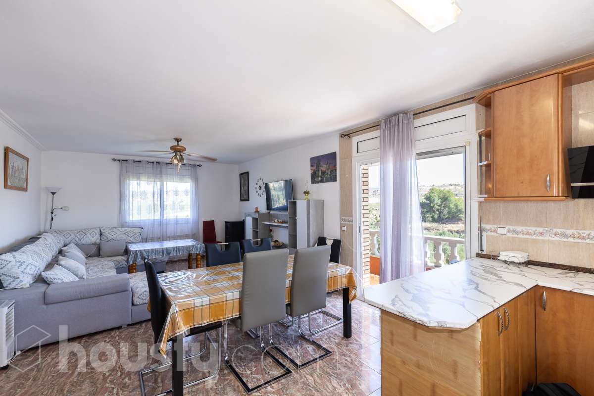 Housfy vende magnífica casa en Sarral. Se vende casa en Sarral, una vivienda luminosa y ubicada en un entorno rural idóneo para disfrutarlo. Construida en el año 2000, con vistas a la montaña, en Sarral. Consta de 302 m2. Distribución del inmueble: - Espléndida casa de 302 m2 en Sarral. (Los metros cuadrados están verificados con la Dirección General de Catastro). - La vivienda dispone de 4 habitaciones, 1 baño y 1 aseo, para familias completas. - Amplio salón-comedor de 25 m2 que te proporcionará el relax diario, creando un precioso y único espacio. - Con una cocina en excelentes condiciones. Muy completa. Características del inmueble: - Sistemas de aire acondicionado y calefacción. - Placas solares. - Exterior. - Terraza de 100 m2. - Con 4 plazas de garaje. - Balcón. - Esta casa cuenta también con un trastero. - Piscina privada. - Además de un precioso jardín privado de 3.700 m2. Sobre la ubicación, se sitúa en Sarral, municipio de Tarragona. Con todos los servicios que puedas necesitar para facilitar tus días en todo momento. No lo dudes más y contacta con nosotros para agendar una visita, conseguiremos la vivienda de tus sueños. El precio de venta no incluye gastos de la compraventa como notaría, registro, impuestos, ni tampoco honorarios agencia. Esta publicación no es vinculante. Consulta siempre la nota simple con Housfy antes de formalizar la compraventa. Este anuncio contiene imágenes ilustrativas, con el objetivo de mostrar el potencial de la propiedad, y pueden diferir del resultado final. Sobre nosotros. Housfy es la plataforma integral de servicios inmobiliarios. Nuestra combinación de expertos y tecnología pone al alcance de todo el mundo servicios cómodos, claros y seguros. AICAT número: 7922. Nos encargamos de la gestión y asesoramiento de la compra. ¡Olvídate de todo! Hacemos los trámites por ti. Y, si además necesitas financiación, ponemos a tu disposición un bróker hipotecario para ayudarte a conseguir las mejores condiciones para tu perfil económico. ¿Tienes alguna duda? Pregúntanos sin compromiso o visítanos en housfy.com.-23
