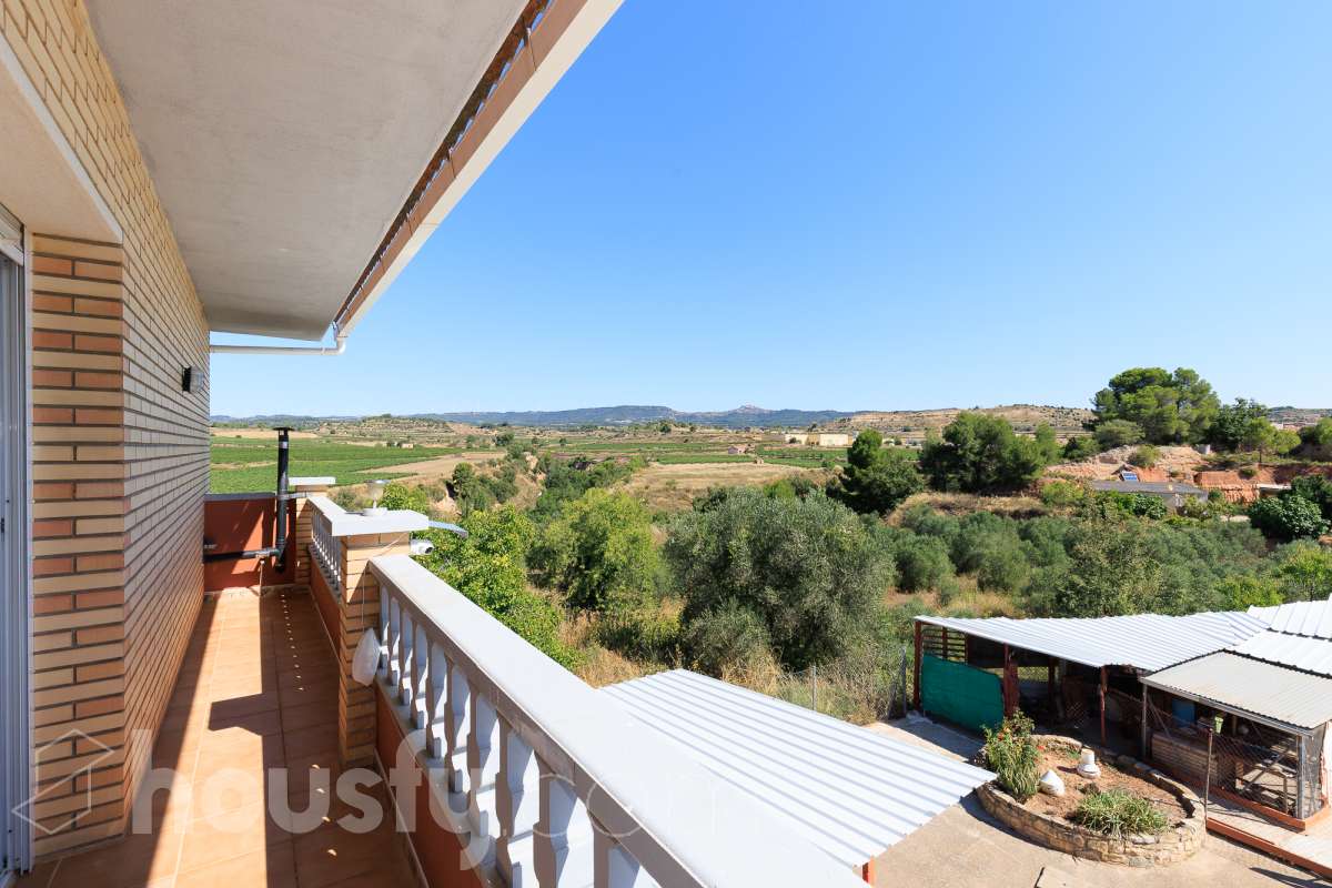 Housfy vende magnífica casa en Sarral. Se vende casa en Sarral, una vivienda luminosa y ubicada en un entorno rural idóneo para disfrutarlo. Construida en el año 2000, con vistas a la montaña, en Sarral. Consta de 302 m2. Distribución del inmueble: - Espléndida casa de 302 m2 en Sarral. (Los metros cuadrados están verificados con la Dirección General de Catastro). - La vivienda dispone de 4 habitaciones, 1 baño y 1 aseo, para familias completas. - Amplio salón-comedor de 25 m2 que te proporcionará el relax diario, creando un precioso y único espacio. - Con una cocina en excelentes condiciones. Muy completa. Características del inmueble: - Sistemas de aire acondicionado y calefacción. - Placas solares. - Exterior. - Terraza de 100 m2. - Con 4 plazas de garaje. - Balcón. - Esta casa cuenta también con un trastero. - Piscina privada. - Además de un precioso jardín privado de 3.700 m2. Sobre la ubicación, se sitúa en Sarral, municipio de Tarragona. Con todos los servicios que puedas necesitar para facilitar tus días en todo momento. No lo dudes más y contacta con nosotros para agendar una visita, conseguiremos la vivienda de tus sueños. El precio de venta no incluye gastos de la compraventa como notaría, registro, impuestos, ni tampoco honorarios agencia. Esta publicación no es vinculante. Consulta siempre la nota simple con Housfy antes de formalizar la compraventa. Este anuncio contiene imágenes ilustrativas, con el objetivo de mostrar el potencial de la propiedad, y pueden diferir del resultado final. Sobre nosotros. Housfy es la plataforma integral de servicios inmobiliarios. Nuestra combinación de expertos y tecnología pone al alcance de todo el mundo servicios cómodos, claros y seguros. AICAT número: 7922. Nos encargamos de la gestión y asesoramiento de la compra. ¡Olvídate de todo! Hacemos los trámites por ti. Y, si además necesitas financiación, ponemos a tu disposición un bróker hipotecario para ayudarte a conseguir las mejores condiciones para tu perfil económico. ¿Tienes alguna duda? Pregúntanos sin compromiso o visítanos en housfy.com.-2