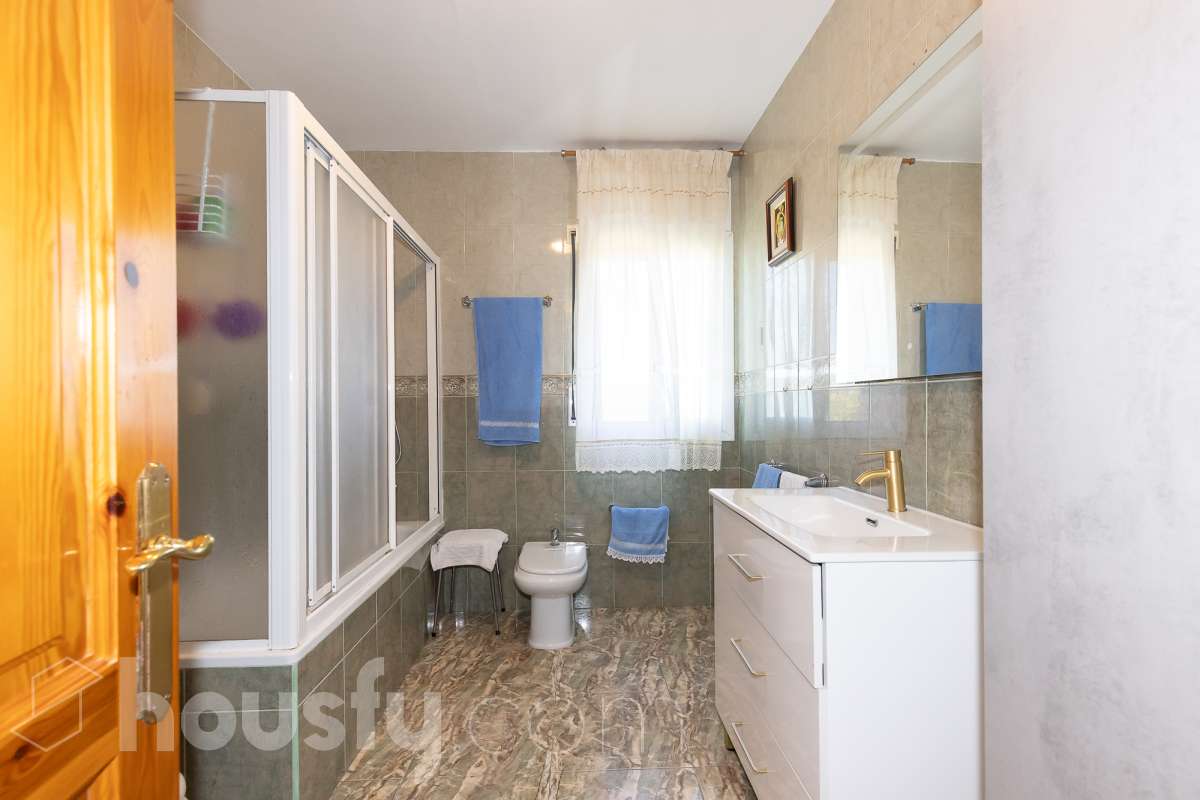 Housfy vende magnífica casa en Sarral. Se vende casa en Sarral, una vivienda luminosa y ubicada en un entorno rural idóneo para disfrutarlo. Construida en el año 2000, con vistas a la montaña, en Sarral. Consta de 302 m2. Distribución del inmueble: - Espléndida casa de 302 m2 en Sarral. (Los metros cuadrados están verificados con la Dirección General de Catastro). - La vivienda dispone de 4 habitaciones, 1 baño y 1 aseo, para familias completas. - Amplio salón-comedor de 25 m2 que te proporcionará el relax diario, creando un precioso y único espacio. - Con una cocina en excelentes condiciones. Muy completa. Características del inmueble: - Sistemas de aire acondicionado y calefacción. - Placas solares. - Exterior. - Terraza de 100 m2. - Con 4 plazas de garaje. - Balcón. - Esta casa cuenta también con un trastero. - Piscina privada. - Además de un precioso jardín privado de 3.700 m2. Sobre la ubicación, se sitúa en Sarral, municipio de Tarragona. Con todos los servicios que puedas necesitar para facilitar tus días en todo momento. No lo dudes más y contacta con nosotros para agendar una visita, conseguiremos la vivienda de tus sueños. El precio de venta no incluye gastos de la compraventa como notaría, registro, impuestos, ni tampoco honorarios agencia. Esta publicación no es vinculante. Consulta siempre la nota simple con Housfy antes de formalizar la compraventa. Este anuncio contiene imágenes ilustrativas, con el objetivo de mostrar el potencial de la propiedad, y pueden diferir del resultado final. Sobre nosotros. Housfy es la plataforma integral de servicios inmobiliarios. Nuestra combinación de expertos y tecnología pone al alcance de todo el mundo servicios cómodos, claros y seguros. AICAT número: 7922. Nos encargamos de la gestión y asesoramiento de la compra. ¡Olvídate de todo! Hacemos los trámites por ti. Y, si además necesitas financiación, ponemos a tu disposición un bróker hipotecario para ayudarte a conseguir las mejores condiciones para tu perfil económico. ¿Tienes alguna duda? Pregúntanos sin compromiso o visítanos en housfy.com.-18
