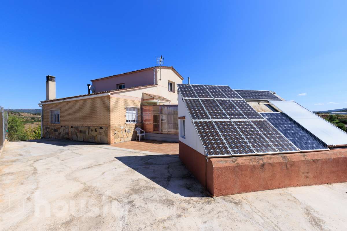 Housfy vende magnífica casa en Sarral. Se vende casa en Sarral, una vivienda luminosa y ubicada en un entorno rural idóneo para disfrutarlo. Construida en el año 2000, con vistas a la montaña, en Sarral. Consta de 302 m2. Distribución del inmueble: - Espléndida casa de 302 m2 en Sarral. (Los metros cuadrados están verificados con la Dirección General de Catastro). - La vivienda dispone de 4 habitaciones, 1 baño y 1 aseo, para familias completas. - Amplio salón-comedor de 25 m2 que te proporcionará el relax diario, creando un precioso y único espacio. - Con una cocina en excelentes condiciones. Muy completa. Características del inmueble: - Sistemas de aire acondicionado y calefacción. - Placas solares. - Exterior. - Terraza de 100 m2. - Con 4 plazas de garaje. - Balcón. - Esta casa cuenta también con un trastero. - Piscina privada. - Además de un precioso jardín privado de 3.700 m2. Sobre la ubicación, se sitúa en Sarral, municipio de Tarragona. Con todos los servicios que puedas necesitar para facilitar tus días en todo momento. No lo dudes más y contacta con nosotros para agendar una visita, conseguiremos la vivienda de tus sueños. El precio de venta no incluye gastos de la compraventa como notaría, registro, impuestos, ni tampoco honorarios agencia. Esta publicación no es vinculante. Consulta siempre la nota simple con Housfy antes de formalizar la compraventa. Este anuncio contiene imágenes ilustrativas, con el objetivo de mostrar el potencial de la propiedad, y pueden diferir del resultado final. Sobre nosotros. Housfy es la plataforma integral de servicios inmobiliarios. Nuestra combinación de expertos y tecnología pone al alcance de todo el mundo servicios cómodos, claros y seguros. AICAT número: 7922. Nos encargamos de la gestión y asesoramiento de la compra. ¡Olvídate de todo! Hacemos los trámites por ti. Y, si además necesitas financiación, ponemos a tu disposición un bróker hipotecario para ayudarte a conseguir las mejores condiciones para tu perfil económico. ¿Tienes alguna duda? Pregúntanos sin compromiso o visítanos en housfy.com.-33