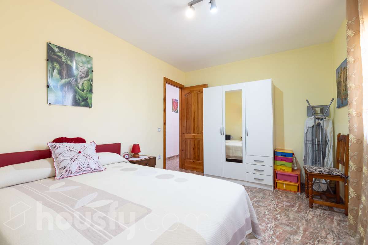 Housfy vende magnífica casa en Sarral. Se vende casa en Sarral, una vivienda luminosa y ubicada en un entorno rural idóneo para disfrutarlo. Construida en el año 2000, con vistas a la montaña, en Sarral. Consta de 302 m2. Distribución del inmueble: - Espléndida casa de 302 m2 en Sarral. (Los metros cuadrados están verificados con la Dirección General de Catastro). - La vivienda dispone de 4 habitaciones, 1 baño y 1 aseo, para familias completas. - Amplio salón-comedor de 25 m2 que te proporcionará el relax diario, creando un precioso y único espacio. - Con una cocina en excelentes condiciones. Muy completa. Características del inmueble: - Sistemas de aire acondicionado y calefacción. - Placas solares. - Exterior. - Terraza de 100 m2. - Con 4 plazas de garaje. - Balcón. - Esta casa cuenta también con un trastero. - Piscina privada. - Además de un precioso jardín privado de 3.700 m2. Sobre la ubicación, se sitúa en Sarral, municipio de Tarragona. Con todos los servicios que puedas necesitar para facilitar tus días en todo momento. No lo dudes más y contacta con nosotros para agendar una visita, conseguiremos la vivienda de tus sueños. El precio de venta no incluye gastos de la compraventa como notaría, registro, impuestos, ni tampoco honorarios agencia. Esta publicación no es vinculante. Consulta siempre la nota simple con Housfy antes de formalizar la compraventa. Este anuncio contiene imágenes ilustrativas, con el objetivo de mostrar el potencial de la propiedad, y pueden diferir del resultado final. Sobre nosotros. Housfy es la plataforma integral de servicios inmobiliarios. Nuestra combinación de expertos y tecnología pone al alcance de todo el mundo servicios cómodos, claros y seguros. AICAT número: 7922. Nos encargamos de la gestión y asesoramiento de la compra. ¡Olvídate de todo! Hacemos los trámites por ti. Y, si además necesitas financiación, ponemos a tu disposición un bróker hipotecario para ayudarte a conseguir las mejores condiciones para tu perfil económico. ¿Tienes alguna duda? Pregúntanos sin compromiso o visítanos en housfy.com.-8