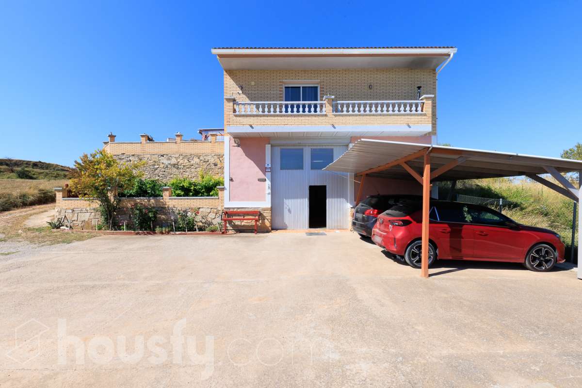 Housfy vende magnífica casa en Sarral. Se vende casa en Sarral, una vivienda luminosa y ubicada en un entorno rural idóneo para disfrutarlo. Construida en el año 2000, con vistas a la montaña, en Sarral. Consta de 302 m2. Distribución del inmueble: - Espléndida casa de 302 m2 en Sarral. (Los metros cuadrados están verificados con la Dirección General de Catastro). - La vivienda dispone de 4 habitaciones, 1 baño y 1 aseo, para familias completas. - Amplio salón-comedor de 25 m2 que te proporcionará el relax diario, creando un precioso y único espacio. - Con una cocina en excelentes condiciones. Muy completa. Características del inmueble: - Sistemas de aire acondicionado y calefacción. - Placas solares. - Exterior. - Terraza de 100 m2. - Con 4 plazas de garaje. - Balcón. - Esta casa cuenta también con un trastero. - Piscina privada. - Además de un precioso jardín privado de 3.700 m2. Sobre la ubicación, se sitúa en Sarral, municipio de Tarragona. Con todos los servicios que puedas necesitar para facilitar tus días en todo momento. No lo dudes más y contacta con nosotros para agendar una visita, conseguiremos la vivienda de tus sueños. El precio de venta no incluye gastos de la compraventa como notaría, registro, impuestos, ni tampoco honorarios agencia. Esta publicación no es vinculante. Consulta siempre la nota simple con Housfy antes de formalizar la compraventa. Este anuncio contiene imágenes ilustrativas, con el objetivo de mostrar el potencial de la propiedad, y pueden diferir del resultado final. Sobre nosotros. Housfy es la plataforma integral de servicios inmobiliarios. Nuestra combinación de expertos y tecnología pone al alcance de todo el mundo servicios cómodos, claros y seguros. AICAT número: 7922. Nos encargamos de la gestión y asesoramiento de la compra. ¡Olvídate de todo! Hacemos los trámites por ti. Y, si además necesitas financiación, ponemos a tu disposición un bróker hipotecario para ayudarte a conseguir las mejores condiciones para tu perfil económico. ¿Tienes alguna duda? Pregúntanos sin compromiso o visítanos en housfy.com.-42