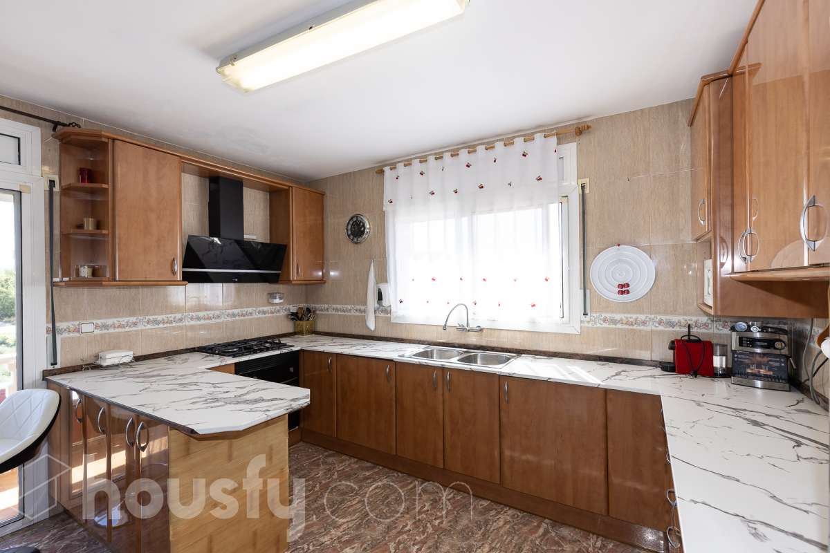 Housfy vende magnífica casa en Sarral. Se vende casa en Sarral, una vivienda luminosa y ubicada en un entorno rural idóneo para disfrutarlo. Construida en el año 2000, con vistas a la montaña, en Sarral. Consta de 302 m2. Distribución del inmueble: - Espléndida casa de 302 m2 en Sarral. (Los metros cuadrados están verificados con la Dirección General de Catastro). - La vivienda dispone de 4 habitaciones, 1 baño y 1 aseo, para familias completas. - Amplio salón-comedor de 25 m2 que te proporcionará el relax diario, creando un precioso y único espacio. - Con una cocina en excelentes condiciones. Muy completa. Características del inmueble: - Sistemas de aire acondicionado y calefacción. - Placas solares. - Exterior. - Terraza de 100 m2. - Con 4 plazas de garaje. - Balcón. - Esta casa cuenta también con un trastero. - Piscina privada. - Además de un precioso jardín privado de 3.700 m2. Sobre la ubicación, se sitúa en Sarral, municipio de Tarragona. Con todos los servicios que puedas necesitar para facilitar tus días en todo momento. No lo dudes más y contacta con nosotros para agendar una visita, conseguiremos la vivienda de tus sueños. El precio de venta no incluye gastos de la compraventa como notaría, registro, impuestos, ni tampoco honorarios agencia. Esta publicación no es vinculante. Consulta siempre la nota simple con Housfy antes de formalizar la compraventa. Este anuncio contiene imágenes ilustrativas, con el objetivo de mostrar el potencial de la propiedad, y pueden diferir del resultado final. Sobre nosotros. Housfy es la plataforma integral de servicios inmobiliarios. Nuestra combinación de expertos y tecnología pone al alcance de todo el mundo servicios cómodos, claros y seguros. AICAT número: 7922. Nos encargamos de la gestión y asesoramiento de la compra. ¡Olvídate de todo! Hacemos los trámites por ti. Y, si además necesitas financiación, ponemos a tu disposición un bróker hipotecario para ayudarte a conseguir las mejores condiciones para tu perfil económico. ¿Tienes alguna duda? Pregúntanos sin compromiso o visítanos en housfy.com.-16