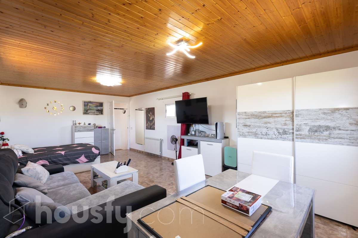 Housfy vende magnífica casa en Sarral. Se vende casa en Sarral, una vivienda luminosa y ubicada en un entorno rural idóneo para disfrutarlo. Construida en el año 2000, con vistas a la montaña, en Sarral. Consta de 302 m2. Distribución del inmueble: - Espléndida casa de 302 m2 en Sarral. (Los metros cuadrados están verificados con la Dirección General de Catastro). - La vivienda dispone de 4 habitaciones, 1 baño y 1 aseo, para familias completas. - Amplio salón-comedor de 25 m2 que te proporcionará el relax diario, creando un precioso y único espacio. - Con una cocina en excelentes condiciones. Muy completa. Características del inmueble: - Sistemas de aire acondicionado y calefacción. - Placas solares. - Exterior. - Terraza de 100 m2. - Con 4 plazas de garaje. - Balcón. - Esta casa cuenta también con un trastero. - Piscina privada. - Además de un precioso jardín privado de 3.700 m2. Sobre la ubicación, se sitúa en Sarral, municipio de Tarragona. Con todos los servicios que puedas necesitar para facilitar tus días en todo momento. No lo dudes más y contacta con nosotros para agendar una visita, conseguiremos la vivienda de tus sueños. El precio de venta no incluye gastos de la compraventa como notaría, registro, impuestos, ni tampoco honorarios agencia. Esta publicación no es vinculante. Consulta siempre la nota simple con Housfy antes de formalizar la compraventa. Este anuncio contiene imágenes ilustrativas, con el objetivo de mostrar el potencial de la propiedad, y pueden diferir del resultado final. Sobre nosotros. Housfy es la plataforma integral de servicios inmobiliarios. Nuestra combinación de expertos y tecnología pone al alcance de todo el mundo servicios cómodos, claros y seguros. AICAT número: 7922. Nos encargamos de la gestión y asesoramiento de la compra. ¡Olvídate de todo! Hacemos los trámites por ti. Y, si además necesitas financiación, ponemos a tu disposición un bróker hipotecario para ayudarte a conseguir las mejores condiciones para tu perfil económico. ¿Tienes alguna duda? Pregúntanos sin compromiso o visítanos en housfy.com.-15