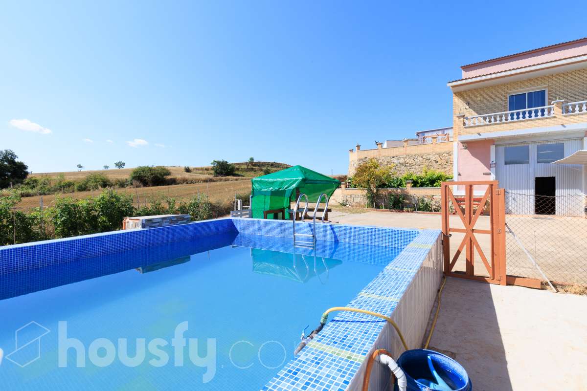 Housfy vende magnífica casa en Sarral. Se vende casa en Sarral, una vivienda luminosa y ubicada en un entorno rural idóneo para disfrutarlo. Construida en el año 2000, con vistas a la montaña, en Sarral. Consta de 302 m2. Distribución del inmueble: - Espléndida casa de 302 m2 en Sarral. (Los metros cuadrados están verificados con la Dirección General de Catastro). - La vivienda dispone de 4 habitaciones, 1 baño y 1 aseo, para familias completas. - Amplio salón-comedor de 25 m2 que te proporcionará el relax diario, creando un precioso y único espacio. - Con una cocina en excelentes condiciones. Muy completa. Características del inmueble: - Sistemas de aire acondicionado y calefacción. - Placas solares. - Exterior. - Terraza de 100 m2. - Con 4 plazas de garaje. - Balcón. - Esta casa cuenta también con un trastero. - Piscina privada. - Además de un precioso jardín privado de 3.700 m2. Sobre la ubicación, se sitúa en Sarral, municipio de Tarragona. Con todos los servicios que puedas necesitar para facilitar tus días en todo momento. No lo dudes más y contacta con nosotros para agendar una visita, conseguiremos la vivienda de tus sueños. El precio de venta no incluye gastos de la compraventa como notaría, registro, impuestos, ni tampoco honorarios agencia. Esta publicación no es vinculante. Consulta siempre la nota simple con Housfy antes de formalizar la compraventa. Este anuncio contiene imágenes ilustrativas, con el objetivo de mostrar el potencial de la propiedad, y pueden diferir del resultado final. Sobre nosotros. Housfy es la plataforma integral de servicios inmobiliarios. Nuestra combinación de expertos y tecnología pone al alcance de todo el mundo servicios cómodos, claros y seguros. AICAT número: 7922. Nos encargamos de la gestión y asesoramiento de la compra. ¡Olvídate de todo! Hacemos los trámites por ti. Y, si además necesitas financiación, ponemos a tu disposición un bróker hipotecario para ayudarte a conseguir las mejores condiciones para tu perfil económico. ¿Tienes alguna duda? Pregúntanos sin compromiso o visítanos en housfy.com.-36