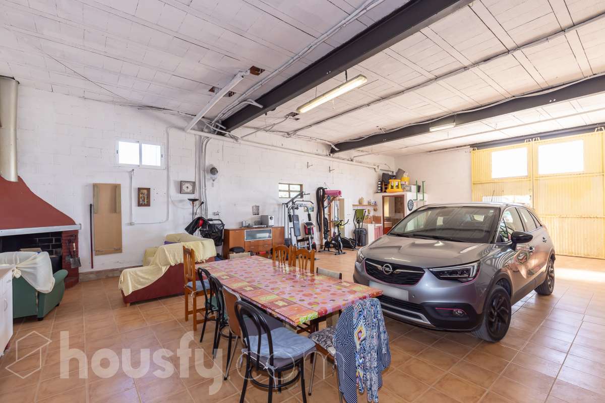 Housfy vende magnífica casa en Sarral. Se vende casa en Sarral, una vivienda luminosa y ubicada en un entorno rural idóneo para disfrutarlo. Construida en el año 2000, con vistas a la montaña, en Sarral. Consta de 302 m2. Distribución del inmueble: - Espléndida casa de 302 m2 en Sarral. (Los metros cuadrados están verificados con la Dirección General de Catastro). - La vivienda dispone de 4 habitaciones, 1 baño y 1 aseo, para familias completas. - Amplio salón-comedor de 25 m2 que te proporcionará el relax diario, creando un precioso y único espacio. - Con una cocina en excelentes condiciones. Muy completa. Características del inmueble: - Sistemas de aire acondicionado y calefacción. - Placas solares. - Exterior. - Terraza de 100 m2. - Con 4 plazas de garaje. - Balcón. - Esta casa cuenta también con un trastero. - Piscina privada. - Además de un precioso jardín privado de 3.700 m2. Sobre la ubicación, se sitúa en Sarral, municipio de Tarragona. Con todos los servicios que puedas necesitar para facilitar tus días en todo momento. No lo dudes más y contacta con nosotros para agendar una visita, conseguiremos la vivienda de tus sueños. El precio de venta no incluye gastos de la compraventa como notaría, registro, impuestos, ni tampoco honorarios agencia. Esta publicación no es vinculante. Consulta siempre la nota simple con Housfy antes de formalizar la compraventa. Este anuncio contiene imágenes ilustrativas, con el objetivo de mostrar el potencial de la propiedad, y pueden diferir del resultado final. Sobre nosotros. Housfy es la plataforma integral de servicios inmobiliarios. Nuestra combinación de expertos y tecnología pone al alcance de todo el mundo servicios cómodos, claros y seguros. AICAT número: 7922. Nos encargamos de la gestión y asesoramiento de la compra. ¡Olvídate de todo! Hacemos los trámites por ti. Y, si además necesitas financiación, ponemos a tu disposición un bróker hipotecario para ayudarte a conseguir las mejores condiciones para tu perfil económico. ¿Tienes alguna duda? Pregúntanos sin compromiso o visítanos en housfy.com.-40