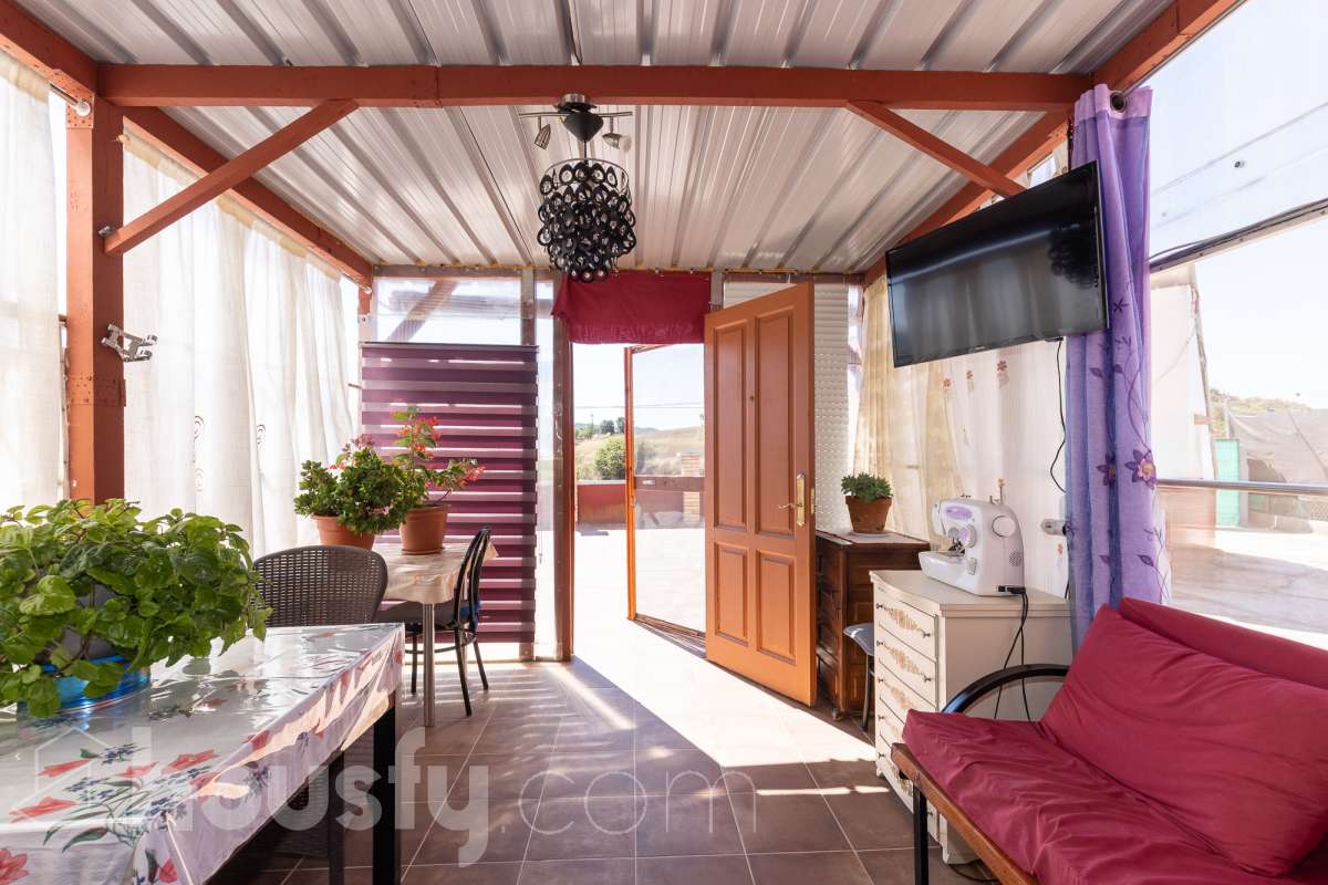 Housfy vende magnífica casa en Sarral. Se vende casa en Sarral, una vivienda luminosa y ubicada en un entorno rural idóneo para disfrutarlo. Construida en el año 2000, con vistas a la montaña, en Sarral. Consta de 302 m2. Distribución del inmueble: - Espléndida casa de 302 m2 en Sarral. (Los metros cuadrados están verificados con la Dirección General de Catastro). - La vivienda dispone de 4 habitaciones, 1 baño y 1 aseo, para familias completas. - Amplio salón-comedor de 25 m2 que te proporcionará el relax diario, creando un precioso y único espacio. - Con una cocina en excelentes condiciones. Muy completa. Características del inmueble: - Sistemas de aire acondicionado y calefacción. - Placas solares. - Exterior. - Terraza de 100 m2. - Con 4 plazas de garaje. - Balcón. - Esta casa cuenta también con un trastero. - Piscina privada. - Además de un precioso jardín privado de 3.700 m2. Sobre la ubicación, se sitúa en Sarral, municipio de Tarragona. Con todos los servicios que puedas necesitar para facilitar tus días en todo momento. No lo dudes más y contacta con nosotros para agendar una visita, conseguiremos la vivienda de tus sueños. El precio de venta no incluye gastos de la compraventa como notaría, registro, impuestos, ni tampoco honorarios agencia. Esta publicación no es vinculante. Consulta siempre la nota simple con Housfy antes de formalizar la compraventa. Este anuncio contiene imágenes ilustrativas, con el objetivo de mostrar el potencial de la propiedad, y pueden diferir del resultado final. Sobre nosotros. Housfy es la plataforma integral de servicios inmobiliarios. Nuestra combinación de expertos y tecnología pone al alcance de todo el mundo servicios cómodos, claros y seguros. AICAT número: 7922. Nos encargamos de la gestión y asesoramiento de la compra. ¡Olvídate de todo! Hacemos los trámites por ti. Y, si además necesitas financiación, ponemos a tu disposición un bróker hipotecario para ayudarte a conseguir las mejores condiciones para tu perfil económico. ¿Tienes alguna duda? Pregúntanos sin compromiso o visítanos en housfy.com.-28