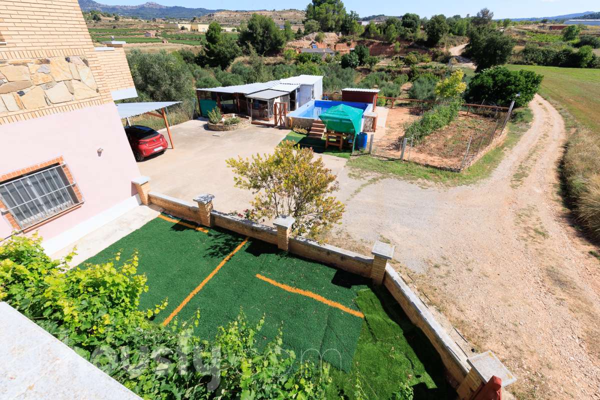 Housfy vende magnífica casa en Sarral. Se vende casa en Sarral, una vivienda luminosa y ubicada en un entorno rural idóneo para disfrutarlo. Construida en el año 2000, con vistas a la montaña, en Sarral. Consta de 302 m2. Distribución del inmueble: - Espléndida casa de 302 m2 en Sarral. (Los metros cuadrados están verificados con la Dirección General de Catastro). - La vivienda dispone de 4 habitaciones, 1 baño y 1 aseo, para familias completas. - Amplio salón-comedor de 25 m2 que te proporcionará el relax diario, creando un precioso y único espacio. - Con una cocina en excelentes condiciones. Muy completa. Características del inmueble: - Sistemas de aire acondicionado y calefacción. - Placas solares. - Exterior. - Terraza de 100 m2. - Con 4 plazas de garaje. - Balcón. - Esta casa cuenta también con un trastero. - Piscina privada. - Además de un precioso jardín privado de 3.700 m2. Sobre la ubicación, se sitúa en Sarral, municipio de Tarragona. Con todos los servicios que puedas necesitar para facilitar tus días en todo momento. No lo dudes más y contacta con nosotros para agendar una visita, conseguiremos la vivienda de tus sueños. El precio de venta no incluye gastos de la compraventa como notaría, registro, impuestos, ni tampoco honorarios agencia. Esta publicación no es vinculante. Consulta siempre la nota simple con Housfy antes de formalizar la compraventa. Este anuncio contiene imágenes ilustrativas, con el objetivo de mostrar el potencial de la propiedad, y pueden diferir del resultado final. Sobre nosotros. Housfy es la plataforma integral de servicios inmobiliarios. Nuestra combinación de expertos y tecnología pone al alcance de todo el mundo servicios cómodos, claros y seguros. AICAT número: 7922. Nos encargamos de la gestión y asesoramiento de la compra. ¡Olvídate de todo! Hacemos los trámites por ti. Y, si además necesitas financiación, ponemos a tu disposición un bróker hipotecario para ayudarte a conseguir las mejores condiciones para tu perfil económico. ¿Tienes alguna duda? Pregúntanos sin compromiso o visítanos en housfy.com.-35