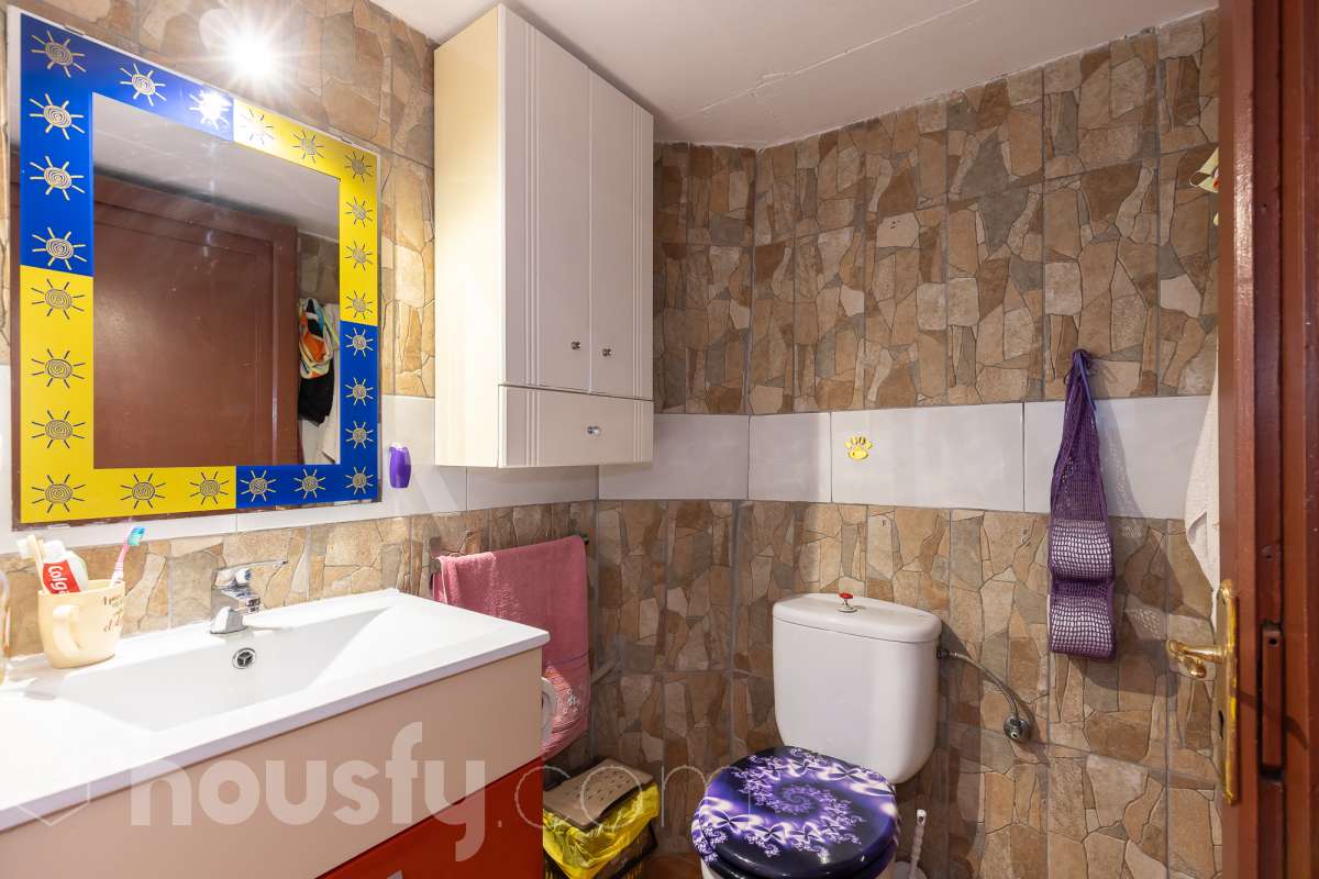 Housfy vende magnífica casa en Sarral. Se vende casa en Sarral, una vivienda luminosa y ubicada en un entorno rural idóneo para disfrutarlo. Construida en el año 2000, con vistas a la montaña, en Sarral. Consta de 302 m2. Distribución del inmueble: - Espléndida casa de 302 m2 en Sarral. (Los metros cuadrados están verificados con la Dirección General de Catastro). - La vivienda dispone de 4 habitaciones, 1 baño y 1 aseo, para familias completas. - Amplio salón-comedor de 25 m2 que te proporcionará el relax diario, creando un precioso y único espacio. - Con una cocina en excelentes condiciones. Muy completa. Características del inmueble: - Sistemas de aire acondicionado y calefacción. - Placas solares. - Exterior. - Terraza de 100 m2. - Con 4 plazas de garaje. - Balcón. - Esta casa cuenta también con un trastero. - Piscina privada. - Además de un precioso jardín privado de 3.700 m2. Sobre la ubicación, se sitúa en Sarral, municipio de Tarragona. Con todos los servicios que puedas necesitar para facilitar tus días en todo momento. No lo dudes más y contacta con nosotros para agendar una visita, conseguiremos la vivienda de tus sueños. El precio de venta no incluye gastos de la compraventa como notaría, registro, impuestos, ni tampoco honorarios agencia. Esta publicación no es vinculante. Consulta siempre la nota simple con Housfy antes de formalizar la compraventa. Este anuncio contiene imágenes ilustrativas, con el objetivo de mostrar el potencial de la propiedad, y pueden diferir del resultado final. Sobre nosotros. Housfy es la plataforma integral de servicios inmobiliarios. Nuestra combinación de expertos y tecnología pone al alcance de todo el mundo servicios cómodos, claros y seguros. AICAT número: 7922. Nos encargamos de la gestión y asesoramiento de la compra. ¡Olvídate de todo! Hacemos los trámites por ti. Y, si además necesitas financiación, ponemos a tu disposición un bróker hipotecario para ayudarte a conseguir las mejores condiciones para tu perfil económico. ¿Tienes alguna duda? Pregúntanos sin compromiso o visítanos en housfy.com.-21