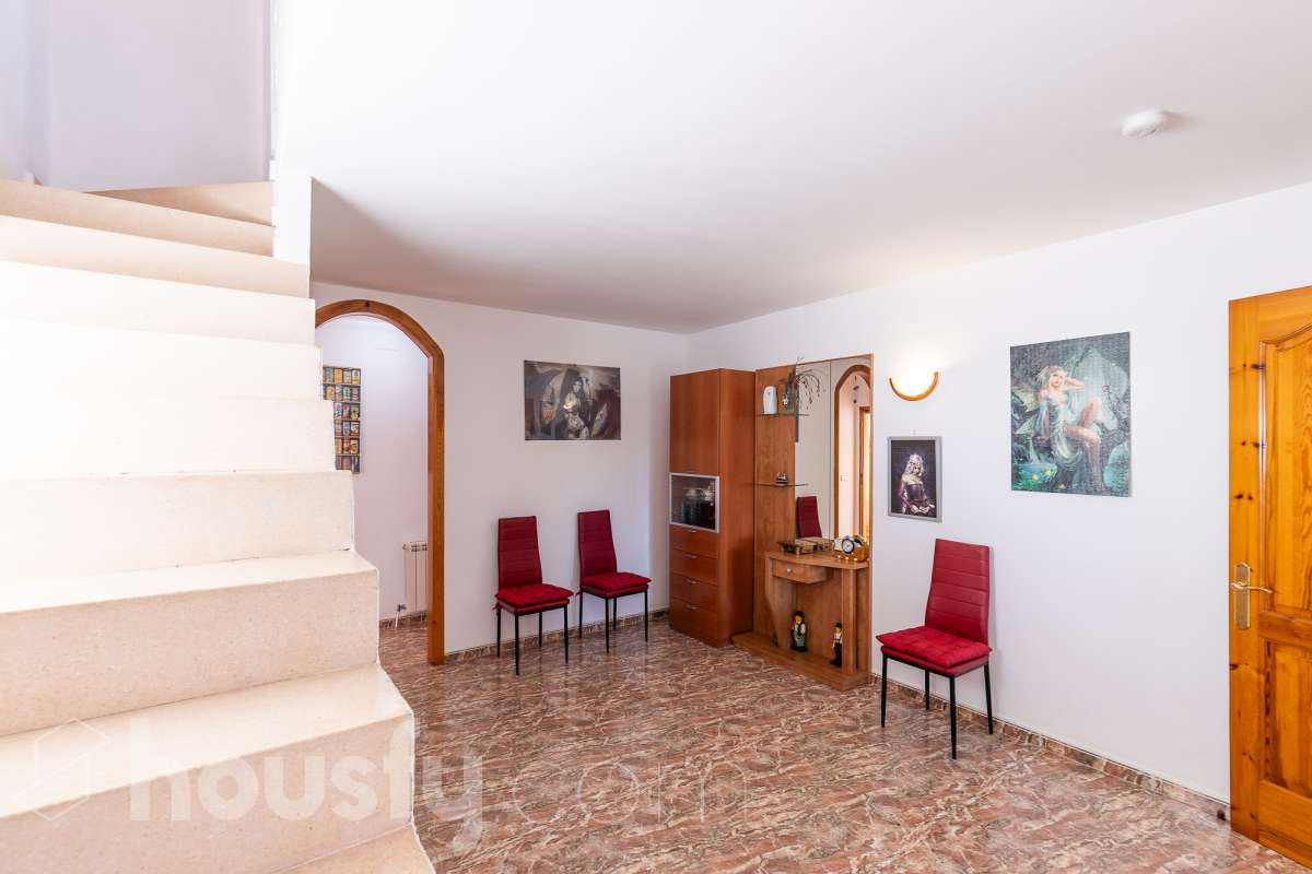 Housfy vende magnífica casa en Sarral. Se vende casa en Sarral, una vivienda luminosa y ubicada en un entorno rural idóneo para disfrutarlo. Construida en el año 2000, con vistas a la montaña, en Sarral. Consta de 302 m2. Distribución del inmueble: - Espléndida casa de 302 m2 en Sarral. (Los metros cuadrados están verificados con la Dirección General de Catastro). - La vivienda dispone de 4 habitaciones, 1 baño y 1 aseo, para familias completas. - Amplio salón-comedor de 25 m2 que te proporcionará el relax diario, creando un precioso y único espacio. - Con una cocina en excelentes condiciones. Muy completa. Características del inmueble: - Sistemas de aire acondicionado y calefacción. - Placas solares. - Exterior. - Terraza de 100 m2. - Con 4 plazas de garaje. - Balcón. - Esta casa cuenta también con un trastero. - Piscina privada. - Además de un precioso jardín privado de 3.700 m2. Sobre la ubicación, se sitúa en Sarral, municipio de Tarragona. Con todos los servicios que puedas necesitar para facilitar tus días en todo momento. No lo dudes más y contacta con nosotros para agendar una visita, conseguiremos la vivienda de tus sueños. El precio de venta no incluye gastos de la compraventa como notaría, registro, impuestos, ni tampoco honorarios agencia. Esta publicación no es vinculante. Consulta siempre la nota simple con Housfy antes de formalizar la compraventa. Este anuncio contiene imágenes ilustrativas, con el objetivo de mostrar el potencial de la propiedad, y pueden diferir del resultado final. Sobre nosotros. Housfy es la plataforma integral de servicios inmobiliarios. Nuestra combinación de expertos y tecnología pone al alcance de todo el mundo servicios cómodos, claros y seguros. AICAT número: 7922. Nos encargamos de la gestión y asesoramiento de la compra. ¡Olvídate de todo! Hacemos los trámites por ti. Y, si además necesitas financiación, ponemos a tu disposición un bróker hipotecario para ayudarte a conseguir las mejores condiciones para tu perfil económico. ¿Tienes alguna duda? Pregúntanos sin compromiso o visítanos en housfy.com.-38