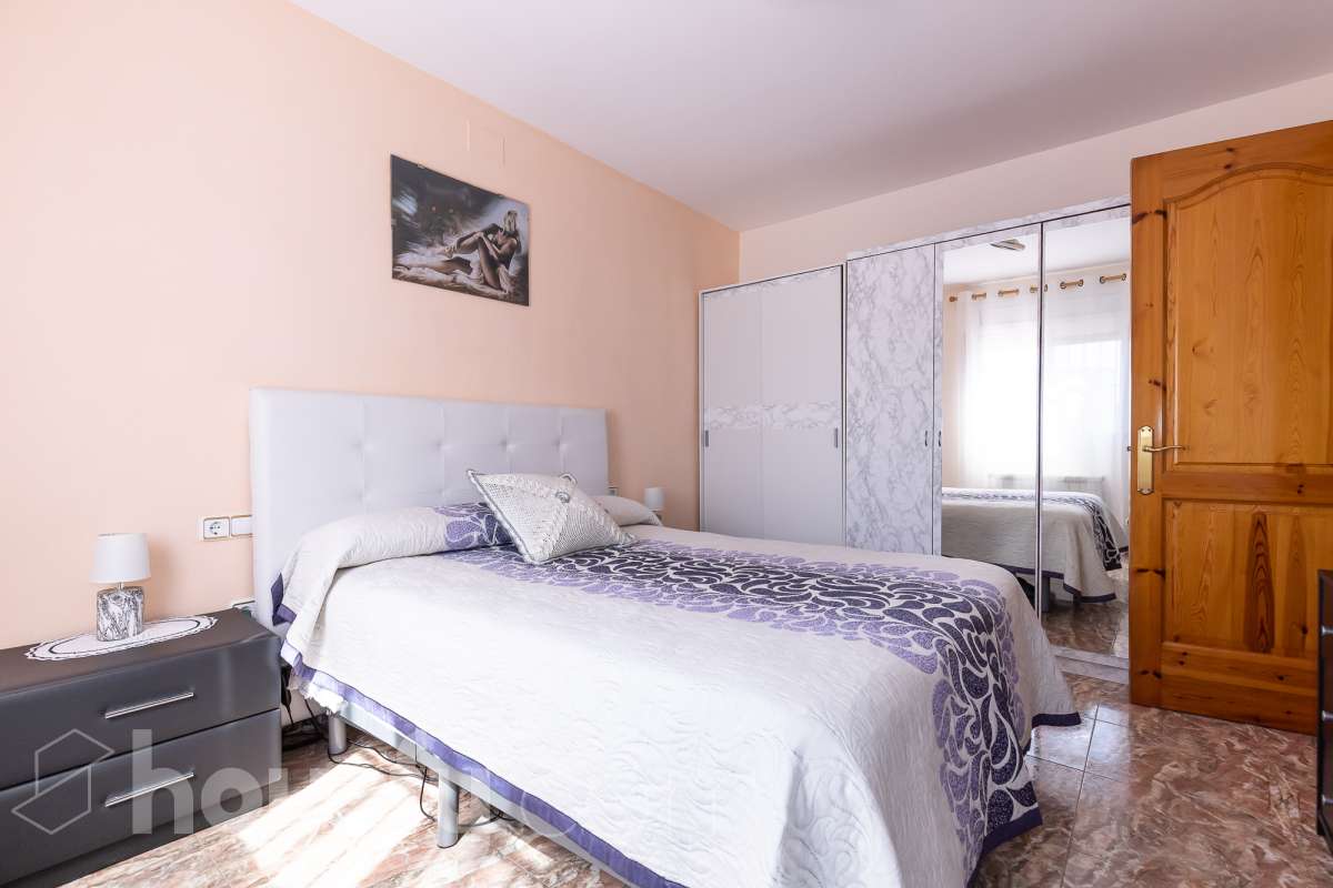 Housfy vende magnífica casa en Sarral. Se vende casa en Sarral, una vivienda luminosa y ubicada en un entorno rural idóneo para disfrutarlo. Construida en el año 2000, con vistas a la montaña, en Sarral. Consta de 302 m2. Distribución del inmueble: - Espléndida casa de 302 m2 en Sarral. (Los metros cuadrados están verificados con la Dirección General de Catastro). - La vivienda dispone de 4 habitaciones, 1 baño y 1 aseo, para familias completas. - Amplio salón-comedor de 25 m2 que te proporcionará el relax diario, creando un precioso y único espacio. - Con una cocina en excelentes condiciones. Muy completa. Características del inmueble: - Sistemas de aire acondicionado y calefacción. - Placas solares. - Exterior. - Terraza de 100 m2. - Con 4 plazas de garaje. - Balcón. - Esta casa cuenta también con un trastero. - Piscina privada. - Además de un precioso jardín privado de 3.700 m2. Sobre la ubicación, se sitúa en Sarral, municipio de Tarragona. Con todos los servicios que puedas necesitar para facilitar tus días en todo momento. No lo dudes más y contacta con nosotros para agendar una visita, conseguiremos la vivienda de tus sueños. El precio de venta no incluye gastos de la compraventa como notaría, registro, impuestos, ni tampoco honorarios agencia. Esta publicación no es vinculante. Consulta siempre la nota simple con Housfy antes de formalizar la compraventa. Este anuncio contiene imágenes ilustrativas, con el objetivo de mostrar el potencial de la propiedad, y pueden diferir del resultado final. Sobre nosotros. Housfy es la plataforma integral de servicios inmobiliarios. Nuestra combinación de expertos y tecnología pone al alcance de todo el mundo servicios cómodos, claros y seguros. AICAT número: 7922. Nos encargamos de la gestión y asesoramiento de la compra. ¡Olvídate de todo! Hacemos los trámites por ti. Y, si además necesitas financiación, ponemos a tu disposición un bróker hipotecario para ayudarte a conseguir las mejores condiciones para tu perfil económico. ¿Tienes alguna duda? Pregúntanos sin compromiso o visítanos en housfy.com.-4