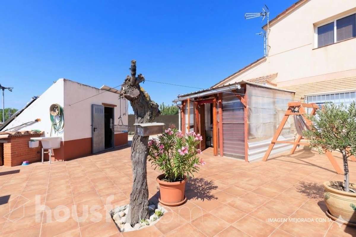 Housfy vende magnífica casa en Sarral. Se vende casa en Sarral, una vivienda luminosa y ubicada en un entorno rural idóneo para disfrutarlo. Construida en el año 2000, con vistas a la montaña, en Sarral. Consta de 302 m2. Distribución del inmueble: - Espléndida casa de 302 m2 en Sarral. (Los metros cuadrados están verificados con la Dirección General de Catastro). - La vivienda dispone de 4 habitaciones, 1 baño y 1 aseo, para familias completas. - Amplio salón-comedor de 25 m2 que te proporcionará el relax diario, creando un precioso y único espacio. - Con una cocina en excelentes condiciones. Muy completa. Características del inmueble: - Sistemas de aire acondicionado y calefacción. - Placas solares. - Exterior. - Terraza de 100 m2. - Con 4 plazas de garaje. - Balcón. - Esta casa cuenta también con un trastero. - Piscina privada. - Además de un precioso jardín privado de 3.700 m2. Sobre la ubicación, se sitúa en Sarral, municipio de Tarragona. Con todos los servicios que puedas necesitar para facilitar tus días en todo momento. No lo dudes más y contacta con nosotros para agendar una visita, conseguiremos la vivienda de tus sueños. El precio de venta no incluye gastos de la compraventa como notaría, registro, impuestos, ni tampoco honorarios agencia. Esta publicación no es vinculante. Consulta siempre la nota simple con Housfy antes de formalizar la compraventa. Este anuncio contiene imágenes ilustrativas, con el objetivo de mostrar el potencial de la propiedad, y pueden diferir del resultado final. Sobre nosotros. Housfy es la plataforma integral de servicios inmobiliarios. Nuestra combinación de expertos y tecnología pone al alcance de todo el mundo servicios cómodos, claros y seguros. AICAT número: 7922. Nos encargamos de la gestión y asesoramiento de la compra. ¡Olvídate de todo! Hacemos los trámites por ti. Y, si además necesitas financiación, ponemos a tu disposición un bróker hipotecario para ayudarte a conseguir las mejores condiciones para tu perfil económico. ¿Tienes alguna duda? Pregúntanos sin compromiso o visítanos en housfy.com.-32