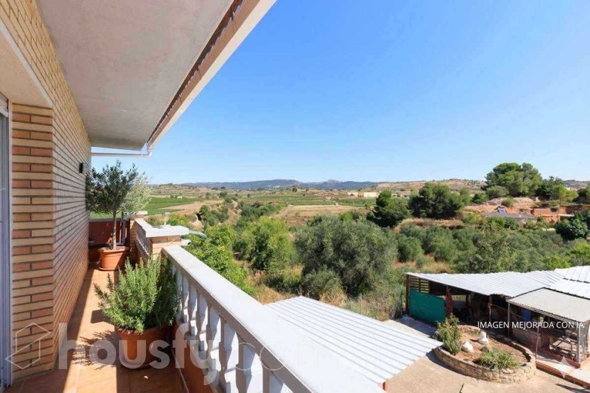 Housfy vende magnífica casa en Sarral. Se vende casa en Sarral, una vivienda luminosa y ubicada en un entorno rural idóneo para disfrutarlo. Construida en el año 2000, con vistas a la montaña, en Sarral. Consta de 302 m2. Distribución del inmueble: - Espléndida casa de 302 m2 en Sarral. (Los metros cuadrados están verificados con la Dirección General de Catastro). - La vivienda dispone de 4 habitaciones, 1 baño y 1 aseo, para familias completas. - Amplio salón-comedor de 25 m2 que te proporcionará el relax diario, creando un precioso y único espacio. - Con una cocina en excelentes condiciones. Muy completa. Características del inmueble: - Sistemas de aire acondicionado y calefacción. - Placas solares. - Exterior. - Terraza de 100 m2. - Con 4 plazas de garaje. - Balcón. - Esta casa cuenta también con un trastero. - Piscina privada. - Además de un precioso jardín privado de 3.700 m2. Sobre la ubicación, se sitúa en Sarral, municipio de Tarragona. Con todos los servicios que puedas necesitar para facilitar tus días en todo momento. No lo dudes más y contacta con nosotros para agendar una visita, conseguiremos la vivienda de tus sueños. El precio de venta no incluye gastos de la compraventa como notaría, registro, impuestos, ni tampoco honorarios agencia. Esta publicación no es vinculante. Consulta siempre la nota simple con Housfy antes de formalizar la compraventa. Este anuncio contiene imágenes ilustrativas, con el objetivo de mostrar el potencial de la propiedad, y pueden diferir del resultado final. Sobre nosotros. Housfy es la plataforma integral de servicios inmobiliarios. Nuestra combinación de expertos y tecnología pone al alcance de todo el mundo servicios cómodos, claros y seguros. AICAT número: 7922. Nos encargamos de la gestión y asesoramiento de la compra. ¡Olvídate de todo! Hacemos los trámites por ti. Y, si además necesitas financiación, ponemos a tu disposición un bróker hipotecario para ayudarte a conseguir las mejores condiciones para tu perfil económico. ¿Tienes alguna duda? Pregúntanos sin compromiso o visítanos en housfy.com.-27