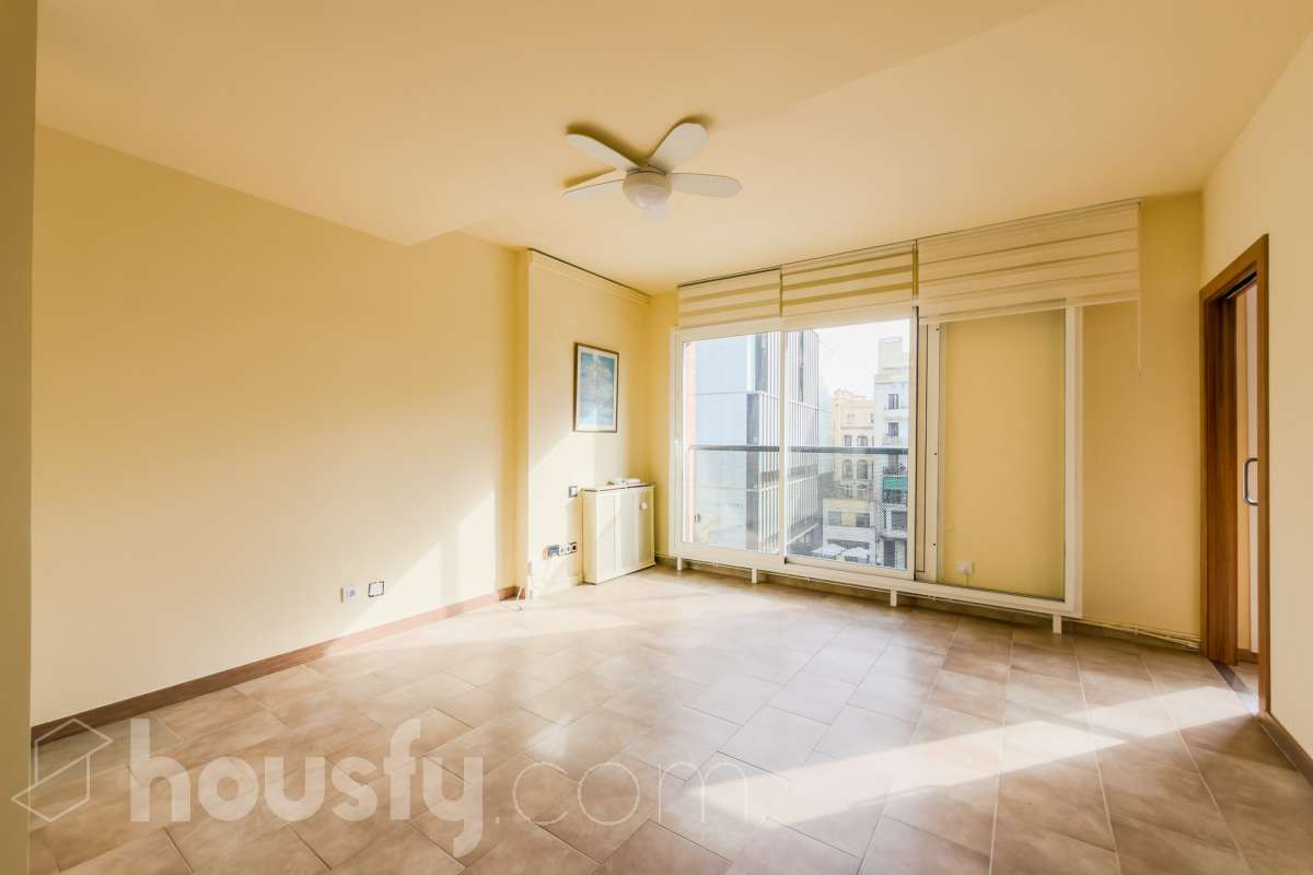 ¡Housfy presenta espectacular dúplex en la inmejorable zona de Plaza Gal.la Placidia ! Si buscas un piso con amplio, con luz y ubicación inmejorable es tu ocasión. El inmueble se encuentra en una 3ª planta de finca con ascensor construida en 1988, y dispone de 105m² construidos, distribuidos en: - 2 habitaciones dobles exteriores - 2 habitaciones medianas interiores - 3 baños completos (2 con bañera y 1 con plato ducha) - Cocina independiente - Salón-comedor amplio, cálido y muy luminoso. La finca está exenta de la ITE ya que es del año 1988. La orientación NORESTE garantiza una excelente luminosidad natural durante todo el día y luz directa que te permite disfrutar del sol por la mañana. La zona de Plaça de Gal·la Placídia es una de las ubicaciones más valoradas entre Gràcia y Sant Gervasi, gracias a su combinación de vida de barrio, actividad comercial y excelente conexión con el resto de Barcelona. Rodeada de cafeterías, restaurantes, comercios de proximidad y espacios emblemáticos como el Mercat de la Llibertat, ofrece un ambiente dinámico y residencial a la vez, ideal tanto para vivir como para invertir. En cuanto al transporte público, la comunicación es excelente. A escasos pasos se encuentra la estación de FGC Gràcia, con acceso directo a las líneas L6 y L7 y conexión rápida con Plaça Catalunya y el Vallès. También muy próximas están las estaciones de metro Fontana (L3), Diagonal (L3 y L5) y Pl. Molina. Además, numerosas líneas de autobús y estaciones de Bicing facilitan la movilidad diaria por toda la ciudad. Una ubicación privilegiada para quienes buscan disfrutar de la esencia de Barcelona con todos los servicios, comercios y conexiones al alcance. Este anuncio contiene imágenes ilustrativas, con el objetivo de mostrar el potencial de la propiedad, y pueden diferir del resultado final. En cumplimiento de la Ley 8/2026 en Cataluña, el certificado de presencia o ausencia de amianto se encuentra en proceso de tramitación.-3