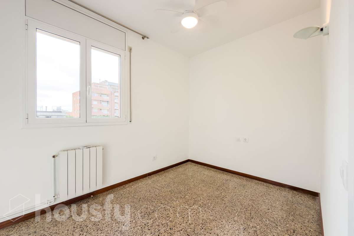 ¡Housfy presenta espectacular dúplex en la inmejorable zona de Plaza Gal.la Placidia ! Si buscas un piso con amplio, con luz y ubicación inmejorable es tu ocasión. El inmueble se encuentra en una 3ª planta de finca con ascensor construida en 1988, y dispone de 105m² construidos, distribuidos en: - 2 habitaciones dobles exteriores - 2 habitaciones medianas interiores - 3 baños completos (2 con bañera y 1 con plato ducha) - Cocina independiente - Salón-comedor amplio, cálido y muy luminoso. La finca está exenta de la ITE ya que es del año 1988. La orientación NORESTE garantiza una excelente luminosidad natural durante todo el día y luz directa que te permite disfrutar del sol por la mañana. La zona de Plaça de Gal·la Placídia es una de las ubicaciones más valoradas entre Gràcia y Sant Gervasi, gracias a su combinación de vida de barrio, actividad comercial y excelente conexión con el resto de Barcelona. Rodeada de cafeterías, restaurantes, comercios de proximidad y espacios emblemáticos como el Mercat de la Llibertat, ofrece un ambiente dinámico y residencial a la vez, ideal tanto para vivir como para invertir. En cuanto al transporte público, la comunicación es excelente. A escasos pasos se encuentra la estación de FGC Gràcia, con acceso directo a las líneas L6 y L7 y conexión rápida con Plaça Catalunya y el Vallès. También muy próximas están las estaciones de metro Fontana (L3), Diagonal (L3 y L5) y Pl. Molina. Además, numerosas líneas de autobús y estaciones de Bicing facilitan la movilidad diaria por toda la ciudad. Una ubicación privilegiada para quienes buscan disfrutar de la esencia de Barcelona con todos los servicios, comercios y conexiones al alcance. Este anuncio contiene imágenes ilustrativas, con el objetivo de mostrar el potencial de la propiedad, y pueden diferir del resultado final. En cumplimiento de la Ley 8/2026 en Cataluña, el certificado de presencia o ausencia de amianto se encuentra en proceso de tramitación.-8