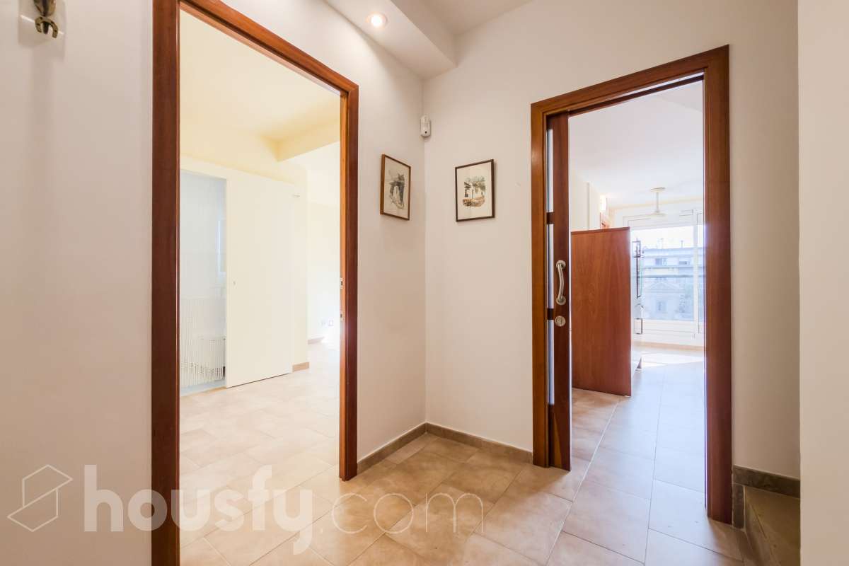 ¡Housfy presenta espectacular dúplex en la inmejorable zona de Plaza Gal.la Placidia ! Si buscas un piso con amplio, con luz y ubicación inmejorable es tu ocasión. El inmueble se encuentra en una 3ª planta de finca con ascensor construida en 1988, y dispone de 105m² construidos, distribuidos en: - 2 habitaciones dobles exteriores - 2 habitaciones medianas interiores - 3 baños completos (2 con bañera y 1 con plato ducha) - Cocina independiente - Salón-comedor amplio, cálido y muy luminoso. La finca está exenta de la ITE ya que es del año 1988. La orientación NORESTE garantiza una excelente luminosidad natural durante todo el día y luz directa que te permite disfrutar del sol por la mañana. La zona de Plaça de Gal·la Placídia es una de las ubicaciones más valoradas entre Gràcia y Sant Gervasi, gracias a su combinación de vida de barrio, actividad comercial y excelente conexión con el resto de Barcelona. Rodeada de cafeterías, restaurantes, comercios de proximidad y espacios emblemáticos como el Mercat de la Llibertat, ofrece un ambiente dinámico y residencial a la vez, ideal tanto para vivir como para invertir. En cuanto al transporte público, la comunicación es excelente. A escasos pasos se encuentra la estación de FGC Gràcia, con acceso directo a las líneas L6 y L7 y conexión rápida con Plaça Catalunya y el Vallès. También muy próximas están las estaciones de metro Fontana (L3), Diagonal (L3 y L5) y Pl. Molina. Además, numerosas líneas de autobús y estaciones de Bicing facilitan la movilidad diaria por toda la ciudad. Una ubicación privilegiada para quienes buscan disfrutar de la esencia de Barcelona con todos los servicios, comercios y conexiones al alcance. Este anuncio contiene imágenes ilustrativas, con el objetivo de mostrar el potencial de la propiedad, y pueden diferir del resultado final. En cumplimiento de la Ley 8/2026 en Cataluña, el certificado de presencia o ausencia de amianto se encuentra en proceso de tramitación.-34