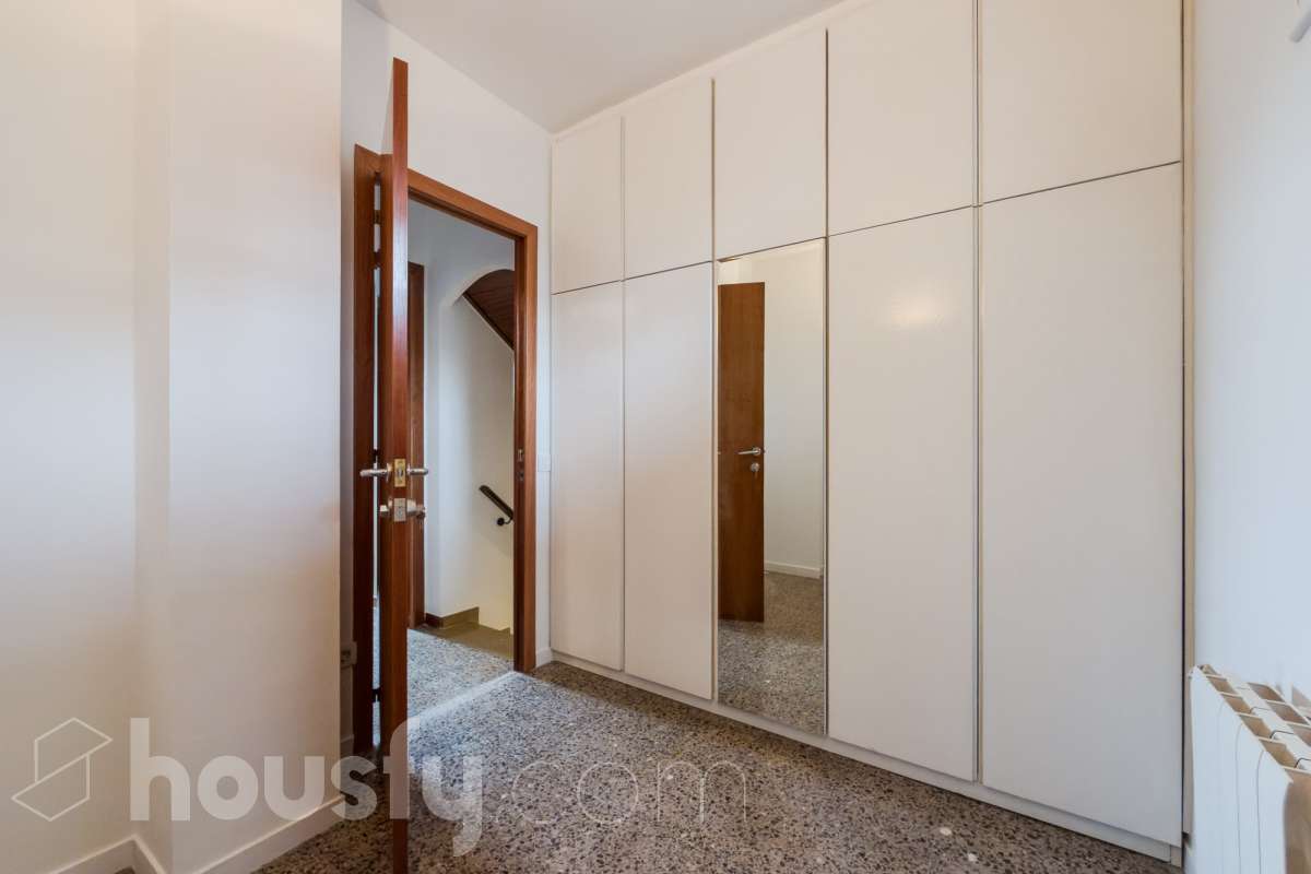 ¡Housfy presenta espectacular dúplex en la inmejorable zona de Plaza Gal.la Placidia ! Si buscas un piso con amplio, con luz y ubicación inmejorable es tu ocasión. El inmueble se encuentra en una 3ª planta de finca con ascensor construida en 1988, y dispone de 105m² construidos, distribuidos en: - 2 habitaciones dobles exteriores - 2 habitaciones medianas interiores - 3 baños completos (2 con bañera y 1 con plato ducha) - Cocina independiente - Salón-comedor amplio, cálido y muy luminoso. La finca está exenta de la ITE ya que es del año 1988. La orientación NORESTE garantiza una excelente luminosidad natural durante todo el día y luz directa que te permite disfrutar del sol por la mañana. La zona de Plaça de Gal·la Placídia es una de las ubicaciones más valoradas entre Gràcia y Sant Gervasi, gracias a su combinación de vida de barrio, actividad comercial y excelente conexión con el resto de Barcelona. Rodeada de cafeterías, restaurantes, comercios de proximidad y espacios emblemáticos como el Mercat de la Llibertat, ofrece un ambiente dinámico y residencial a la vez, ideal tanto para vivir como para invertir. En cuanto al transporte público, la comunicación es excelente. A escasos pasos se encuentra la estación de FGC Gràcia, con acceso directo a las líneas L6 y L7 y conexión rápida con Plaça Catalunya y el Vallès. También muy próximas están las estaciones de metro Fontana (L3), Diagonal (L3 y L5) y Pl. Molina. Además, numerosas líneas de autobús y estaciones de Bicing facilitan la movilidad diaria por toda la ciudad. Una ubicación privilegiada para quienes buscan disfrutar de la esencia de Barcelona con todos los servicios, comercios y conexiones al alcance. Este anuncio contiene imágenes ilustrativas, con el objetivo de mostrar el potencial de la propiedad, y pueden diferir del resultado final. En cumplimiento de la Ley 8/2026 en Cataluña, el certificado de presencia o ausencia de amianto se encuentra en proceso de tramitación.-15