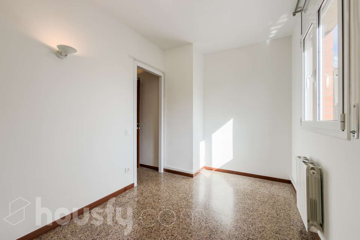 ¡Housfy presenta espectacular dúplex en la inmejorable zona de Plaza Gal.la Placidia ! Si buscas un piso con amplio, con luz y ubicación inmejorable es tu ocasión. El inmueble se encuentra en una 3ª planta de finca con ascensor construida en 1988, y dispone de 105m² construidos, distribuidos en: - 2 habitaciones dobles exteriores - 2 habitaciones medianas interiores - 3 baños completos (2 con bañera y 1 con plato ducha) - Cocina independiente - Salón-comedor amplio, cálido y muy luminoso. La finca está exenta de la ITE ya que es del año 1988. La orientación NORESTE garantiza una excelente luminosidad natural durante todo el día y luz directa que te permite disfrutar del sol por la mañana. La zona de Plaça de Gal·la Placídia es una de las ubicaciones más valoradas entre Gràcia y Sant Gervasi, gracias a su combinación de vida de barrio, actividad comercial y excelente conexión con el resto de Barcelona. Rodeada de cafeterías, restaurantes, comercios de proximidad y espacios emblemáticos como el Mercat de la Llibertat, ofrece un ambiente dinámico y residencial a la vez, ideal tanto para vivir como para invertir. En cuanto al transporte público, la comunicación es excelente. A escasos pasos se encuentra la estación de FGC Gràcia, con acceso directo a las líneas L6 y L7 y conexión rápida con Plaça Catalunya y el Vallès. También muy próximas están las estaciones de metro Fontana (L3), Diagonal (L3 y L5) y Pl. Molina. Además, numerosas líneas de autobús y estaciones de Bicing facilitan la movilidad diaria por toda la ciudad. Una ubicación privilegiada para quienes buscan disfrutar de la esencia de Barcelona con todos los servicios, comercios y conexiones al alcance. Este anuncio contiene imágenes ilustrativas, con el objetivo de mostrar el potencial de la propiedad, y pueden diferir del resultado final. En cumplimiento de la Ley 8/2026 en Cataluña, el certificado de presencia o ausencia de amianto se encuentra en proceso de tramitación.-12