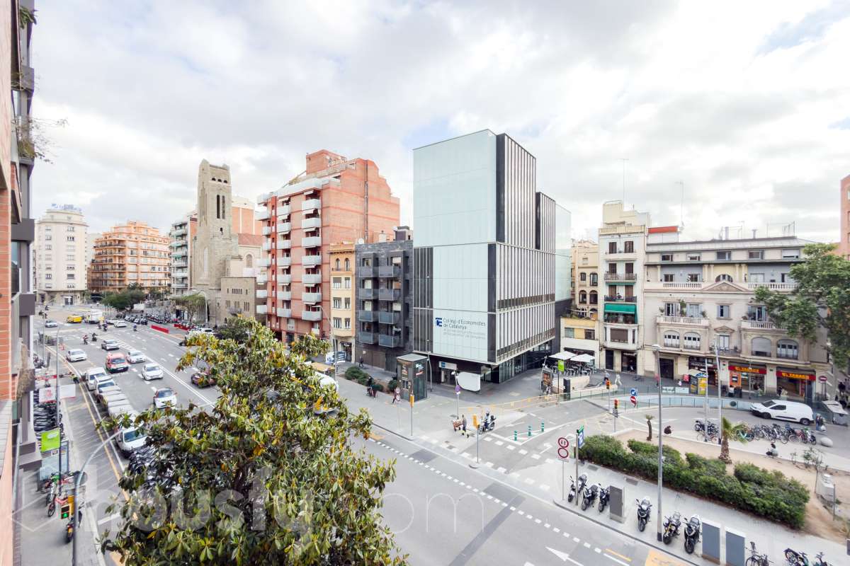 ¡Housfy presenta espectacular dúplex en la inmejorable zona de Plaza Gal.la Placidia ! Si buscas un piso con amplio, con luz y ubicación inmejorable es tu ocasión. El inmueble se encuentra en una 3ª planta de finca con ascensor construida en 1988, y dispone de 105m² construidos, distribuidos en: - 2 habitaciones dobles exteriores - 2 habitaciones medianas interiores - 3 baños completos (2 con bañera y 1 con plato ducha) - Cocina independiente - Salón-comedor amplio, cálido y muy luminoso. La finca está exenta de la ITE ya que es del año 1988. La orientación NORESTE garantiza una excelente luminosidad natural durante todo el día y luz directa que te permite disfrutar del sol por la mañana. La zona de Plaça de Gal·la Placídia es una de las ubicaciones más valoradas entre Gràcia y Sant Gervasi, gracias a su combinación de vida de barrio, actividad comercial y excelente conexión con el resto de Barcelona. Rodeada de cafeterías, restaurantes, comercios de proximidad y espacios emblemáticos como el Mercat de la Llibertat, ofrece un ambiente dinámico y residencial a la vez, ideal tanto para vivir como para invertir. En cuanto al transporte público, la comunicación es excelente. A escasos pasos se encuentra la estación de FGC Gràcia, con acceso directo a las líneas L6 y L7 y conexión rápida con Plaça Catalunya y el Vallès. También muy próximas están las estaciones de metro Fontana (L3), Diagonal (L3 y L5) y Pl. Molina. Además, numerosas líneas de autobús y estaciones de Bicing facilitan la movilidad diaria por toda la ciudad. Una ubicación privilegiada para quienes buscan disfrutar de la esencia de Barcelona con todos los servicios, comercios y conexiones al alcance. Este anuncio contiene imágenes ilustrativas, con el objetivo de mostrar el potencial de la propiedad, y pueden diferir del resultado final. En cumplimiento de la Ley 8/2026 en Cataluña, el certificado de presencia o ausencia de amianto se encuentra en proceso de tramitación.-37