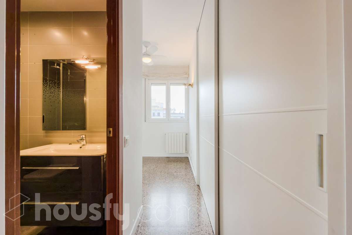 ¡Housfy presenta espectacular dúplex en la inmejorable zona de Plaza Gal.la Placidia ! Si buscas un piso con amplio, con luz y ubicación inmejorable es tu ocasión. El inmueble se encuentra en una 3ª planta de finca con ascensor construida en 1988, y dispone de 105m² construidos, distribuidos en: - 2 habitaciones dobles exteriores - 2 habitaciones medianas interiores - 3 baños completos (2 con bañera y 1 con plato ducha) - Cocina independiente - Salón-comedor amplio, cálido y muy luminoso. La finca está exenta de la ITE ya que es del año 1988. La orientación NORESTE garantiza una excelente luminosidad natural durante todo el día y luz directa que te permite disfrutar del sol por la mañana. La zona de Plaça de Gal·la Placídia es una de las ubicaciones más valoradas entre Gràcia y Sant Gervasi, gracias a su combinación de vida de barrio, actividad comercial y excelente conexión con el resto de Barcelona. Rodeada de cafeterías, restaurantes, comercios de proximidad y espacios emblemáticos como el Mercat de la Llibertat, ofrece un ambiente dinámico y residencial a la vez, ideal tanto para vivir como para invertir. En cuanto al transporte público, la comunicación es excelente. A escasos pasos se encuentra la estación de FGC Gràcia, con acceso directo a las líneas L6 y L7 y conexión rápida con Plaça Catalunya y el Vallès. También muy próximas están las estaciones de metro Fontana (L3), Diagonal (L3 y L5) y Pl. Molina. Además, numerosas líneas de autobús y estaciones de Bicing facilitan la movilidad diaria por toda la ciudad. Una ubicación privilegiada para quienes buscan disfrutar de la esencia de Barcelona con todos los servicios, comercios y conexiones al alcance. Este anuncio contiene imágenes ilustrativas, con el objetivo de mostrar el potencial de la propiedad, y pueden diferir del resultado final. En cumplimiento de la Ley 8/2026 en Cataluña, el certificado de presencia o ausencia de amianto se encuentra en proceso de tramitación.-29