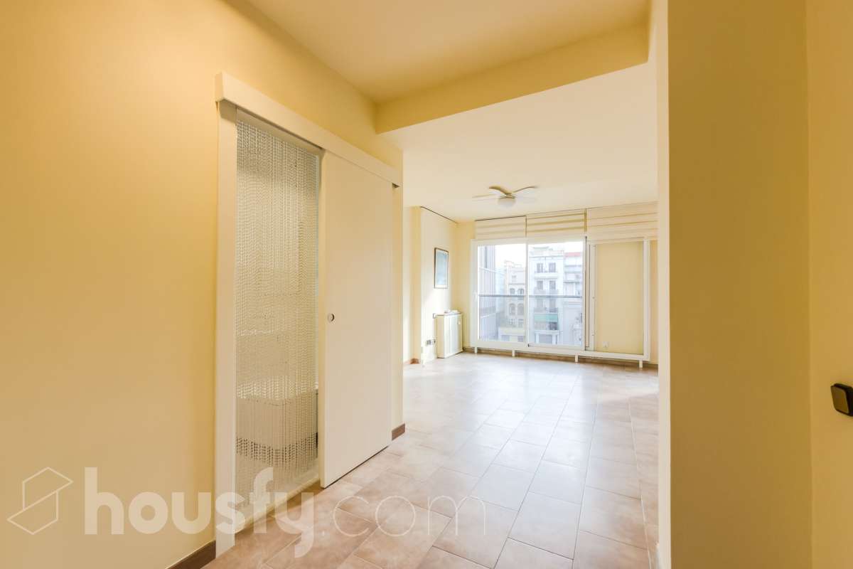 ¡Housfy presenta espectacular dúplex en la inmejorable zona de Plaza Gal.la Placidia ! Si buscas un piso con amplio, con luz y ubicación inmejorable es tu ocasión. El inmueble se encuentra en una 3ª planta de finca con ascensor construida en 1988, y dispone de 105m² construidos, distribuidos en: - 2 habitaciones dobles exteriores - 2 habitaciones medianas interiores - 3 baños completos (2 con bañera y 1 con plato ducha) - Cocina independiente - Salón-comedor amplio, cálido y muy luminoso. La finca está exenta de la ITE ya que es del año 1988. La orientación NORESTE garantiza una excelente luminosidad natural durante todo el día y luz directa que te permite disfrutar del sol por la mañana. La zona de Plaça de Gal·la Placídia es una de las ubicaciones más valoradas entre Gràcia y Sant Gervasi, gracias a su combinación de vida de barrio, actividad comercial y excelente conexión con el resto de Barcelona. Rodeada de cafeterías, restaurantes, comercios de proximidad y espacios emblemáticos como el Mercat de la Llibertat, ofrece un ambiente dinámico y residencial a la vez, ideal tanto para vivir como para invertir. En cuanto al transporte público, la comunicación es excelente. A escasos pasos se encuentra la estación de FGC Gràcia, con acceso directo a las líneas L6 y L7 y conexión rápida con Plaça Catalunya y el Vallès. También muy próximas están las estaciones de metro Fontana (L3), Diagonal (L3 y L5) y Pl. Molina. Además, numerosas líneas de autobús y estaciones de Bicing facilitan la movilidad diaria por toda la ciudad. Una ubicación privilegiada para quienes buscan disfrutar de la esencia de Barcelona con todos los servicios, comercios y conexiones al alcance. Este anuncio contiene imágenes ilustrativas, con el objetivo de mostrar el potencial de la propiedad, y pueden diferir del resultado final. En cumplimiento de la Ley 8/2026 en Cataluña, el certificado de presencia o ausencia de amianto se encuentra en proceso de tramitación.-2