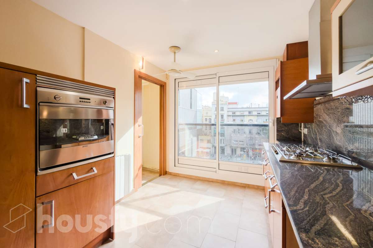 ¡Housfy presenta espectacular dúplex en la inmejorable zona de Plaza Gal.la Placidia ! Si buscas un piso con amplio, con luz y ubicación inmejorable es tu ocasión. El inmueble se encuentra en una 3ª planta de finca con ascensor construida en 1988, y dispone de 105m² construidos, distribuidos en: - 2 habitaciones dobles exteriores - 2 habitaciones medianas interiores - 3 baños completos (2 con bañera y 1 con plato ducha) - Cocina independiente - Salón-comedor amplio, cálido y muy luminoso. La finca está exenta de la ITE ya que es del año 1988. La orientación NORESTE garantiza una excelente luminosidad natural durante todo el día y luz directa que te permite disfrutar del sol por la mañana. La zona de Plaça de Gal·la Placídia es una de las ubicaciones más valoradas entre Gràcia y Sant Gervasi, gracias a su combinación de vida de barrio, actividad comercial y excelente conexión con el resto de Barcelona. Rodeada de cafeterías, restaurantes, comercios de proximidad y espacios emblemáticos como el Mercat de la Llibertat, ofrece un ambiente dinámico y residencial a la vez, ideal tanto para vivir como para invertir. En cuanto al transporte público, la comunicación es excelente. A escasos pasos se encuentra la estación de FGC Gràcia, con acceso directo a las líneas L6 y L7 y conexión rápida con Plaça Catalunya y el Vallès. También muy próximas están las estaciones de metro Fontana (L3), Diagonal (L3 y L5) y Pl. Molina. Además, numerosas líneas de autobús y estaciones de Bicing facilitan la movilidad diaria por toda la ciudad. Una ubicación privilegiada para quienes buscan disfrutar de la esencia de Barcelona con todos los servicios, comercios y conexiones al alcance. Este anuncio contiene imágenes ilustrativas, con el objetivo de mostrar el potencial de la propiedad, y pueden diferir del resultado final. En cumplimiento de la Ley 8/2026 en Cataluña, el certificado de presencia o ausencia de amianto se encuentra en proceso de tramitación.-24