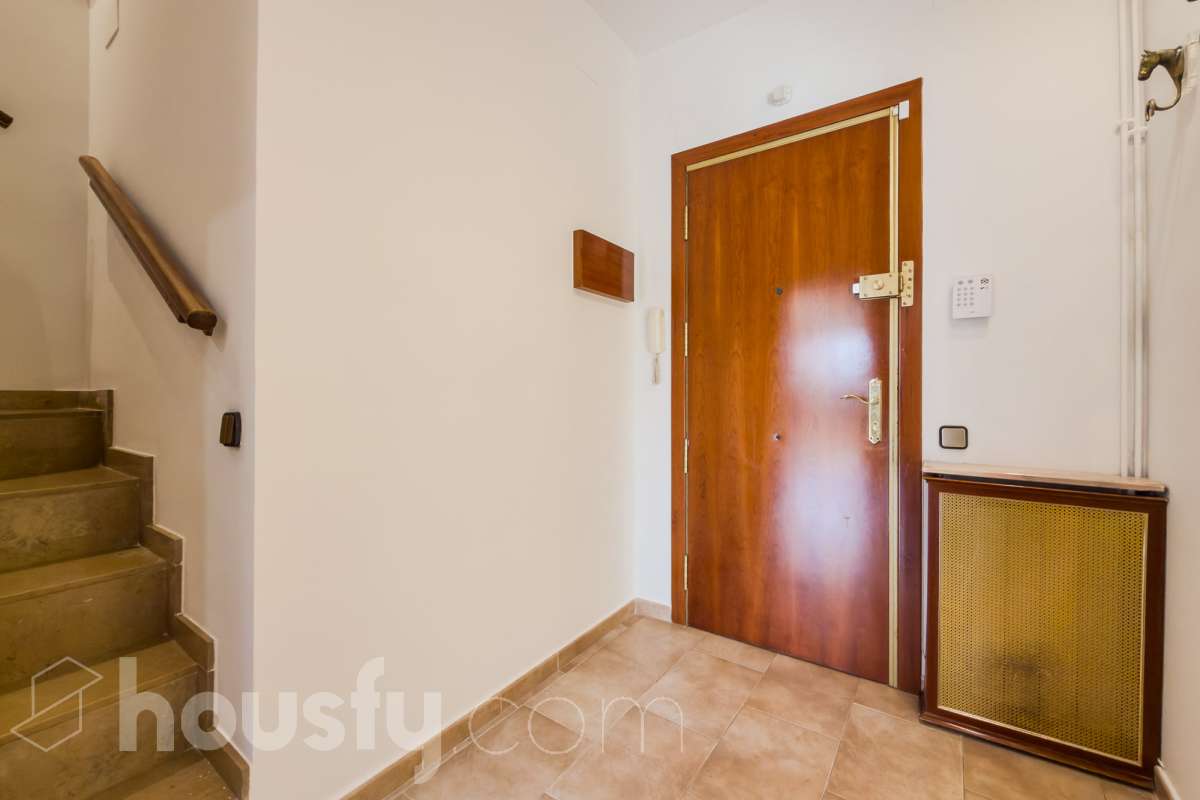 ¡Housfy presenta espectacular dúplex en la inmejorable zona de Plaza Gal.la Placidia ! Si buscas un piso con amplio, con luz y ubicación inmejorable es tu ocasión. El inmueble se encuentra en una 3ª planta de finca con ascensor construida en 1988, y dispone de 105m² construidos, distribuidos en: - 2 habitaciones dobles exteriores - 2 habitaciones medianas interiores - 3 baños completos (2 con bañera y 1 con plato ducha) - Cocina independiente - Salón-comedor amplio, cálido y muy luminoso. La finca está exenta de la ITE ya que es del año 1988. La orientación NORESTE garantiza una excelente luminosidad natural durante todo el día y luz directa que te permite disfrutar del sol por la mañana. La zona de Plaça de Gal·la Placídia es una de las ubicaciones más valoradas entre Gràcia y Sant Gervasi, gracias a su combinación de vida de barrio, actividad comercial y excelente conexión con el resto de Barcelona. Rodeada de cafeterías, restaurantes, comercios de proximidad y espacios emblemáticos como el Mercat de la Llibertat, ofrece un ambiente dinámico y residencial a la vez, ideal tanto para vivir como para invertir. En cuanto al transporte público, la comunicación es excelente. A escasos pasos se encuentra la estación de FGC Gràcia, con acceso directo a las líneas L6 y L7 y conexión rápida con Plaça Catalunya y el Vallès. También muy próximas están las estaciones de metro Fontana (L3), Diagonal (L3 y L5) y Pl. Molina. Además, numerosas líneas de autobús y estaciones de Bicing facilitan la movilidad diaria por toda la ciudad. Una ubicación privilegiada para quienes buscan disfrutar de la esencia de Barcelona con todos los servicios, comercios y conexiones al alcance. Este anuncio contiene imágenes ilustrativas, con el objetivo de mostrar el potencial de la propiedad, y pueden diferir del resultado final. En cumplimiento de la Ley 8/2026 en Cataluña, el certificado de presencia o ausencia de amianto se encuentra en proceso de tramitación.-35