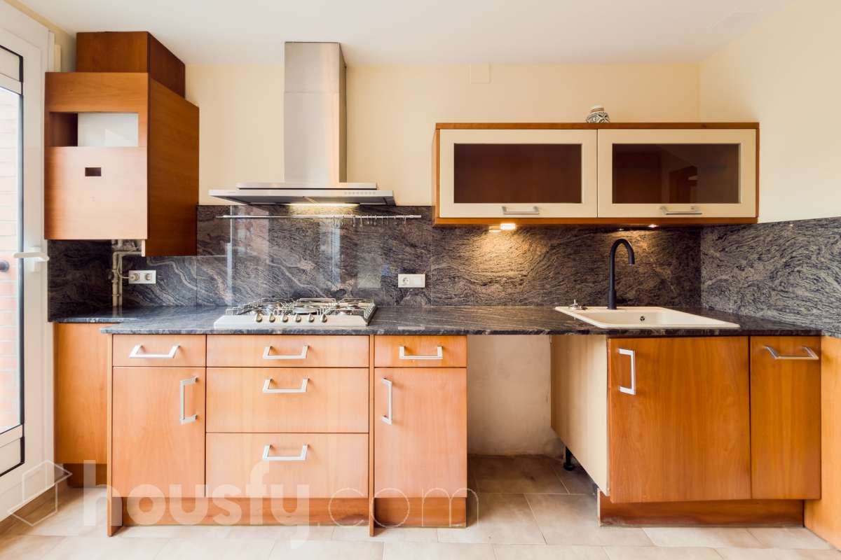 ¡Housfy presenta espectacular dúplex en la inmejorable zona de Plaza Gal.la Placidia ! Si buscas un piso con amplio, con luz y ubicación inmejorable es tu ocasión. El inmueble se encuentra en una 3ª planta de finca con ascensor construida en 1988, y dispone de 105m² construidos, distribuidos en: - 2 habitaciones dobles exteriores - 2 habitaciones medianas interiores - 3 baños completos (2 con bañera y 1 con plato ducha) - Cocina independiente - Salón-comedor amplio, cálido y muy luminoso. La finca está exenta de la ITE ya que es del año 1988. La orientación NORESTE garantiza una excelente luminosidad natural durante todo el día y luz directa que te permite disfrutar del sol por la mañana. La zona de Plaça de Gal·la Placídia es una de las ubicaciones más valoradas entre Gràcia y Sant Gervasi, gracias a su combinación de vida de barrio, actividad comercial y excelente conexión con el resto de Barcelona. Rodeada de cafeterías, restaurantes, comercios de proximidad y espacios emblemáticos como el Mercat de la Llibertat, ofrece un ambiente dinámico y residencial a la vez, ideal tanto para vivir como para invertir. En cuanto al transporte público, la comunicación es excelente. A escasos pasos se encuentra la estación de FGC Gràcia, con acceso directo a las líneas L6 y L7 y conexión rápida con Plaça Catalunya y el Vallès. También muy próximas están las estaciones de metro Fontana (L3), Diagonal (L3 y L5) y Pl. Molina. Además, numerosas líneas de autobús y estaciones de Bicing facilitan la movilidad diaria por toda la ciudad. Una ubicación privilegiada para quienes buscan disfrutar de la esencia de Barcelona con todos los servicios, comercios y conexiones al alcance. Este anuncio contiene imágenes ilustrativas, con el objetivo de mostrar el potencial de la propiedad, y pueden diferir del resultado final. En cumplimiento de la Ley 8/2026 en Cataluña, el certificado de presencia o ausencia de amianto se encuentra en proceso de tramitación.-19