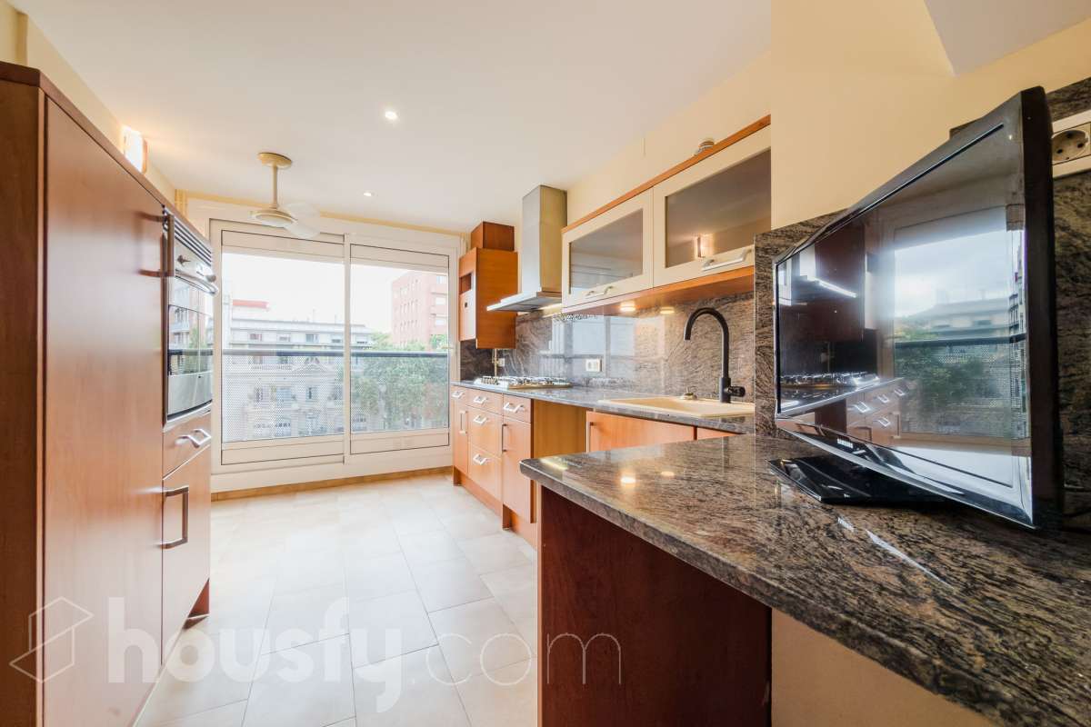 ¡Housfy presenta espectacular dúplex en la inmejorable zona de Plaza Gal.la Placidia ! Si buscas un piso con amplio, con luz y ubicación inmejorable es tu ocasión. El inmueble se encuentra en una 3ª planta de finca con ascensor construida en 1988, y dispone de 105m² construidos, distribuidos en: - 2 habitaciones dobles exteriores - 2 habitaciones medianas interiores - 3 baños completos (2 con bañera y 1 con plato ducha) - Cocina independiente - Salón-comedor amplio, cálido y muy luminoso. La finca está exenta de la ITE ya que es del año 1988. La orientación NORESTE garantiza una excelente luminosidad natural durante todo el día y luz directa que te permite disfrutar del sol por la mañana. La zona de Plaça de Gal·la Placídia es una de las ubicaciones más valoradas entre Gràcia y Sant Gervasi, gracias a su combinación de vida de barrio, actividad comercial y excelente conexión con el resto de Barcelona. Rodeada de cafeterías, restaurantes, comercios de proximidad y espacios emblemáticos como el Mercat de la Llibertat, ofrece un ambiente dinámico y residencial a la vez, ideal tanto para vivir como para invertir. En cuanto al transporte público, la comunicación es excelente. A escasos pasos se encuentra la estación de FGC Gràcia, con acceso directo a las líneas L6 y L7 y conexión rápida con Plaça Catalunya y el Vallès. También muy próximas están las estaciones de metro Fontana (L3), Diagonal (L3 y L5) y Pl. Molina. Además, numerosas líneas de autobús y estaciones de Bicing facilitan la movilidad diaria por toda la ciudad. Una ubicación privilegiada para quienes buscan disfrutar de la esencia de Barcelona con todos los servicios, comercios y conexiones al alcance. Este anuncio contiene imágenes ilustrativas, con el objetivo de mostrar el potencial de la propiedad, y pueden diferir del resultado final. En cumplimiento de la Ley 8/2026 en Cataluña, el certificado de presencia o ausencia de amianto se encuentra en proceso de tramitación.-23