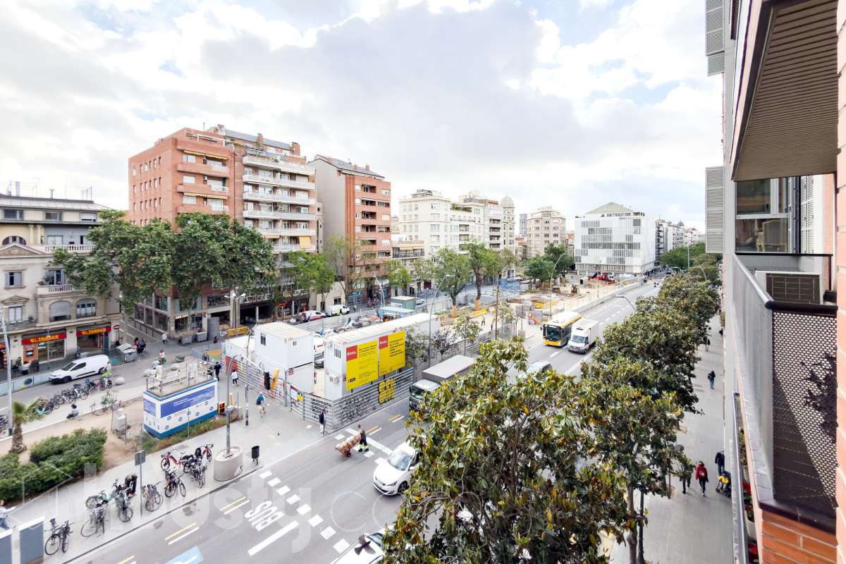 ¡Housfy presenta espectacular dúplex en la inmejorable zona de Plaza Gal.la Placidia ! Si buscas un piso con amplio, con luz y ubicación inmejorable es tu ocasión. El inmueble se encuentra en una 3ª planta de finca con ascensor construida en 1988, y dispone de 105m² construidos, distribuidos en: - 2 habitaciones dobles exteriores - 2 habitaciones medianas interiores - 3 baños completos (2 con bañera y 1 con plato ducha) - Cocina independiente - Salón-comedor amplio, cálido y muy luminoso. La finca está exenta de la ITE ya que es del año 1988. La orientación NORESTE garantiza una excelente luminosidad natural durante todo el día y luz directa que te permite disfrutar del sol por la mañana. La zona de Plaça de Gal·la Placídia es una de las ubicaciones más valoradas entre Gràcia y Sant Gervasi, gracias a su combinación de vida de barrio, actividad comercial y excelente conexión con el resto de Barcelona. Rodeada de cafeterías, restaurantes, comercios de proximidad y espacios emblemáticos como el Mercat de la Llibertat, ofrece un ambiente dinámico y residencial a la vez, ideal tanto para vivir como para invertir. En cuanto al transporte público, la comunicación es excelente. A escasos pasos se encuentra la estación de FGC Gràcia, con acceso directo a las líneas L6 y L7 y conexión rápida con Plaça Catalunya y el Vallès. También muy próximas están las estaciones de metro Fontana (L3), Diagonal (L3 y L5) y Pl. Molina. Además, numerosas líneas de autobús y estaciones de Bicing facilitan la movilidad diaria por toda la ciudad. Una ubicación privilegiada para quienes buscan disfrutar de la esencia de Barcelona con todos los servicios, comercios y conexiones al alcance. Este anuncio contiene imágenes ilustrativas, con el objetivo de mostrar el potencial de la propiedad, y pueden diferir del resultado final. En cumplimiento de la Ley 8/2026 en Cataluña, el certificado de presencia o ausencia de amianto se encuentra en proceso de tramitación.-36