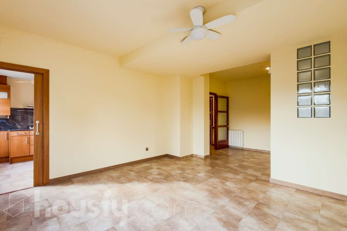 ¡Housfy presenta espectacular dúplex en la inmejorable zona de Plaza Gal.la Placidia ! Si buscas un piso con amplio, con luz y ubicación inmejorable es tu ocasión. El inmueble se encuentra en una 3ª planta de finca con ascensor construida en 1988, y dispone de 105m² construidos, distribuidos en: - 2 habitaciones dobles exteriores - 2 habitaciones medianas interiores - 3 baños completos (2 con bañera y 1 con plato ducha) - Cocina independiente - Salón-comedor amplio, cálido y muy luminoso. La finca está exenta de la ITE ya que es del año 1988. La orientación NORESTE garantiza una excelente luminosidad natural durante todo el día y luz directa que te permite disfrutar del sol por la mañana. La zona de Plaça de Gal·la Placídia es una de las ubicaciones más valoradas entre Gràcia y Sant Gervasi, gracias a su combinación de vida de barrio, actividad comercial y excelente conexión con el resto de Barcelona. Rodeada de cafeterías, restaurantes, comercios de proximidad y espacios emblemáticos como el Mercat de la Llibertat, ofrece un ambiente dinámico y residencial a la vez, ideal tanto para vivir como para invertir. En cuanto al transporte público, la comunicación es excelente. A escasos pasos se encuentra la estación de FGC Gràcia, con acceso directo a las líneas L6 y L7 y conexión rápida con Plaça Catalunya y el Vallès. También muy próximas están las estaciones de metro Fontana (L3), Diagonal (L3 y L5) y Pl. Molina. Además, numerosas líneas de autobús y estaciones de Bicing facilitan la movilidad diaria por toda la ciudad. Una ubicación privilegiada para quienes buscan disfrutar de la esencia de Barcelona con todos los servicios, comercios y conexiones al alcance. Este anuncio contiene imágenes ilustrativas, con el objetivo de mostrar el potencial de la propiedad, y pueden diferir del resultado final. En cumplimiento de la Ley 8/2026 en Cataluña, el certificado de presencia o ausencia de amianto se encuentra en proceso de tramitación.-4