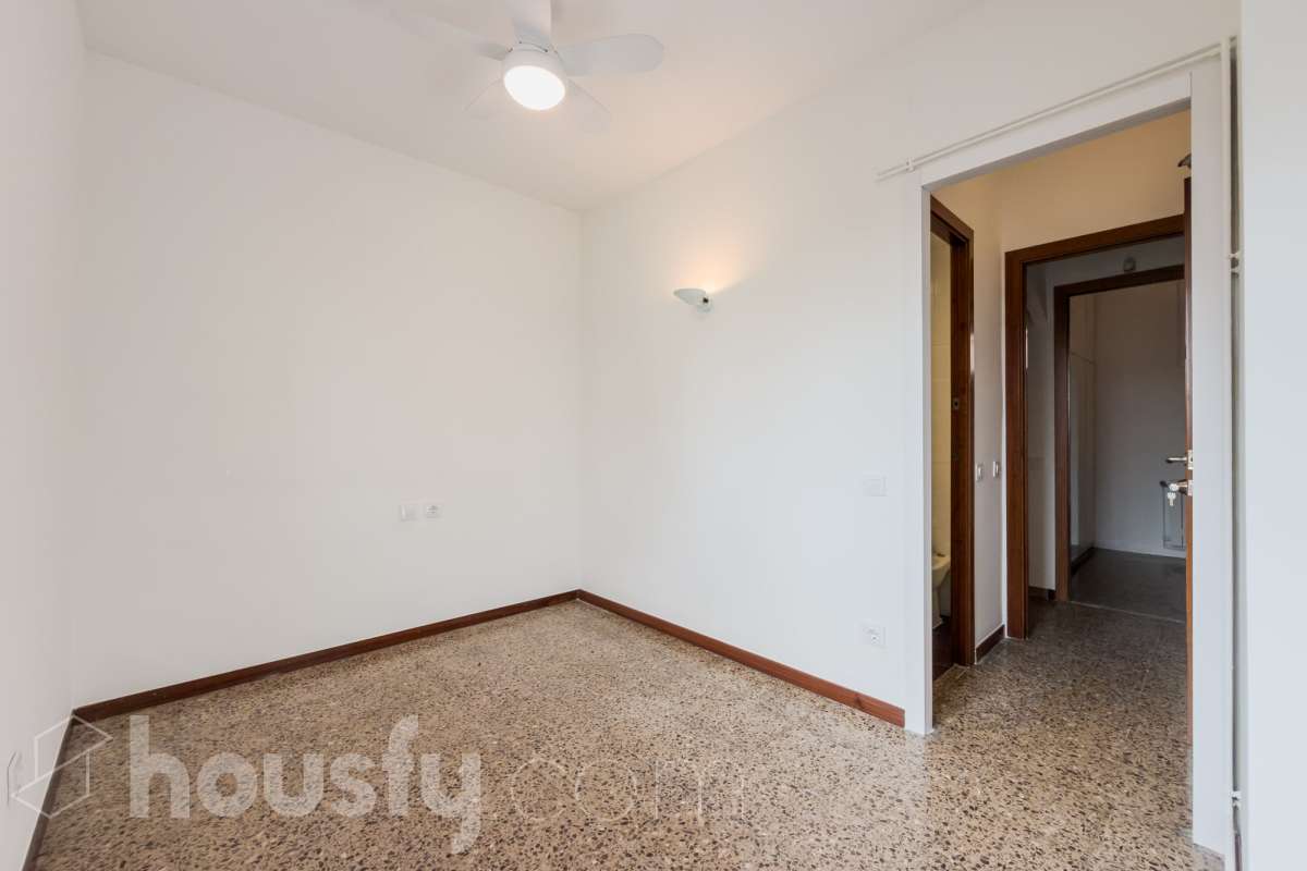 ¡Housfy presenta espectacular dúplex en la inmejorable zona de Plaza Gal.la Placidia ! Si buscas un piso con amplio, con luz y ubicación inmejorable es tu ocasión. El inmueble se encuentra en una 3ª planta de finca con ascensor construida en 1988, y dispone de 105m² construidos, distribuidos en: - 2 habitaciones dobles exteriores - 2 habitaciones medianas interiores - 3 baños completos (2 con bañera y 1 con plato ducha) - Cocina independiente - Salón-comedor amplio, cálido y muy luminoso. La finca está exenta de la ITE ya que es del año 1988. La orientación NORESTE garantiza una excelente luminosidad natural durante todo el día y luz directa que te permite disfrutar del sol por la mañana. La zona de Plaça de Gal·la Placídia es una de las ubicaciones más valoradas entre Gràcia y Sant Gervasi, gracias a su combinación de vida de barrio, actividad comercial y excelente conexión con el resto de Barcelona. Rodeada de cafeterías, restaurantes, comercios de proximidad y espacios emblemáticos como el Mercat de la Llibertat, ofrece un ambiente dinámico y residencial a la vez, ideal tanto para vivir como para invertir. En cuanto al transporte público, la comunicación es excelente. A escasos pasos se encuentra la estación de FGC Gràcia, con acceso directo a las líneas L6 y L7 y conexión rápida con Plaça Catalunya y el Vallès. También muy próximas están las estaciones de metro Fontana (L3), Diagonal (L3 y L5) y Pl. Molina. Además, numerosas líneas de autobús y estaciones de Bicing facilitan la movilidad diaria por toda la ciudad. Una ubicación privilegiada para quienes buscan disfrutar de la esencia de Barcelona con todos los servicios, comercios y conexiones al alcance. Este anuncio contiene imágenes ilustrativas, con el objetivo de mostrar el potencial de la propiedad, y pueden diferir del resultado final. En cumplimiento de la Ley 8/2026 en Cataluña, el certificado de presencia o ausencia de amianto se encuentra en proceso de tramitación.-13