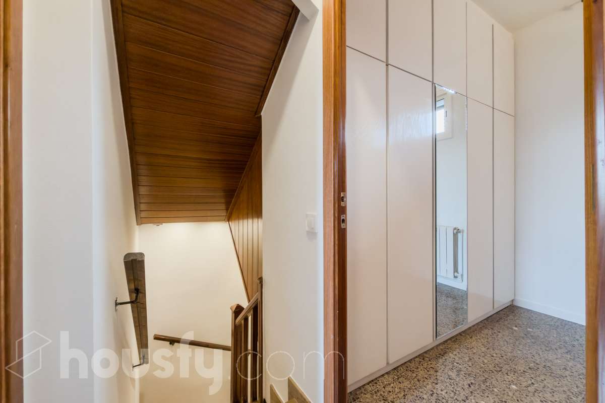¡Housfy presenta espectacular dúplex en la inmejorable zona de Plaza Gal.la Placidia ! Si buscas un piso con amplio, con luz y ubicación inmejorable es tu ocasión. El inmueble se encuentra en una 3ª planta de finca con ascensor construida en 1988, y dispone de 105m² construidos, distribuidos en: - 2 habitaciones dobles exteriores - 2 habitaciones medianas interiores - 3 baños completos (2 con bañera y 1 con plato ducha) - Cocina independiente - Salón-comedor amplio, cálido y muy luminoso. La finca está exenta de la ITE ya que es del año 1988. La orientación NORESTE garantiza una excelente luminosidad natural durante todo el día y luz directa que te permite disfrutar del sol por la mañana. La zona de Plaça de Gal·la Placídia es una de las ubicaciones más valoradas entre Gràcia y Sant Gervasi, gracias a su combinación de vida de barrio, actividad comercial y excelente conexión con el resto de Barcelona. Rodeada de cafeterías, restaurantes, comercios de proximidad y espacios emblemáticos como el Mercat de la Llibertat, ofrece un ambiente dinámico y residencial a la vez, ideal tanto para vivir como para invertir. En cuanto al transporte público, la comunicación es excelente. A escasos pasos se encuentra la estación de FGC Gràcia, con acceso directo a las líneas L6 y L7 y conexión rápida con Plaça Catalunya y el Vallès. También muy próximas están las estaciones de metro Fontana (L3), Diagonal (L3 y L5) y Pl. Molina. Además, numerosas líneas de autobús y estaciones de Bicing facilitan la movilidad diaria por toda la ciudad. Una ubicación privilegiada para quienes buscan disfrutar de la esencia de Barcelona con todos los servicios, comercios y conexiones al alcance. Este anuncio contiene imágenes ilustrativas, con el objetivo de mostrar el potencial de la propiedad, y pueden diferir del resultado final. En cumplimiento de la Ley 8/2026 en Cataluña, el certificado de presencia o ausencia de amianto se encuentra en proceso de tramitación.-25