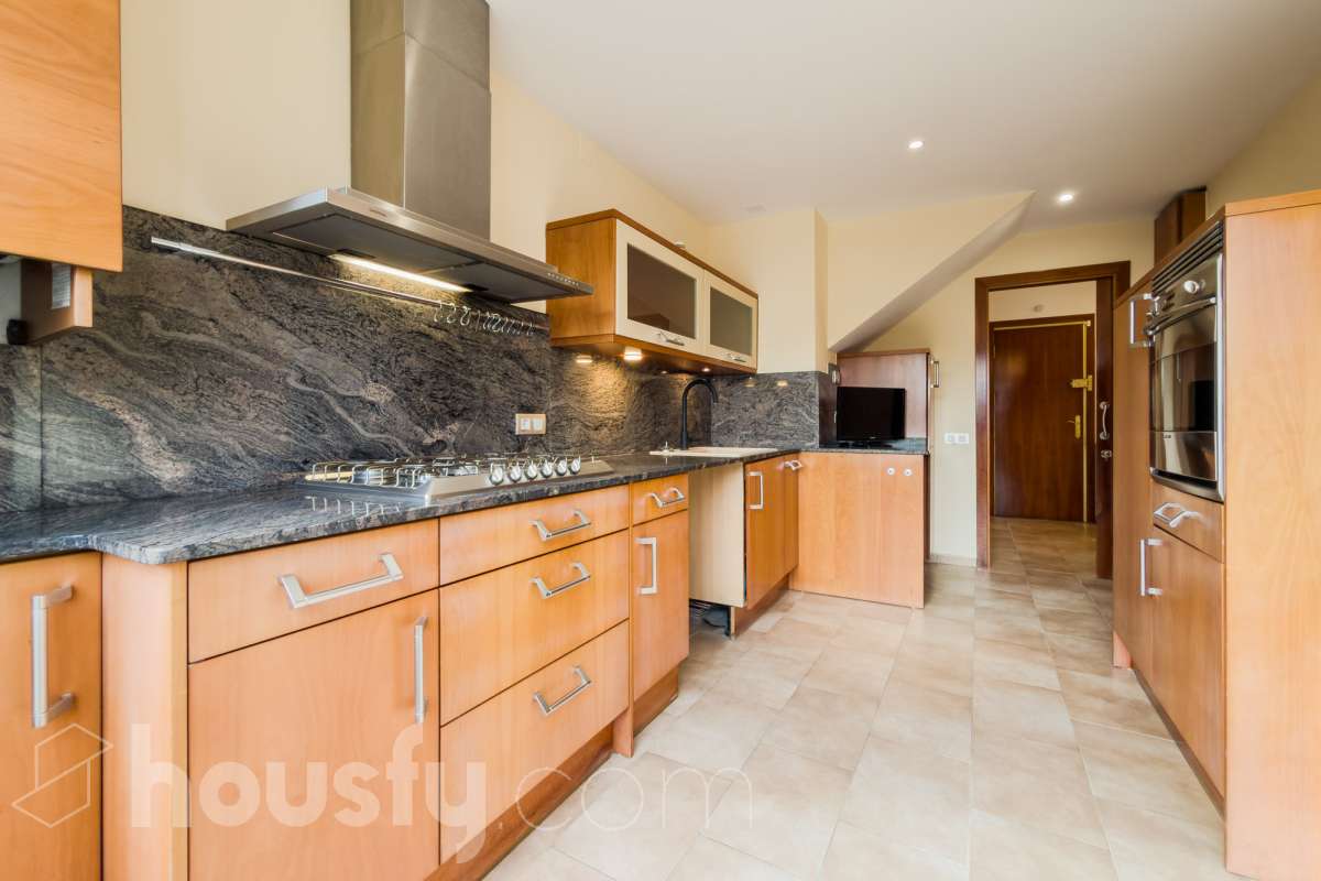 ¡Housfy presenta espectacular dúplex en la inmejorable zona de Plaza Gal.la Placidia ! Si buscas un piso con amplio, con luz y ubicación inmejorable es tu ocasión. El inmueble se encuentra en una 3ª planta de finca con ascensor construida en 1988, y dispone de 105m² construidos, distribuidos en: - 2 habitaciones dobles exteriores - 2 habitaciones medianas interiores - 3 baños completos (2 con bañera y 1 con plato ducha) - Cocina independiente - Salón-comedor amplio, cálido y muy luminoso. La finca está exenta de la ITE ya que es del año 1988. La orientación NORESTE garantiza una excelente luminosidad natural durante todo el día y luz directa que te permite disfrutar del sol por la mañana. La zona de Plaça de Gal·la Placídia es una de las ubicaciones más valoradas entre Gràcia y Sant Gervasi, gracias a su combinación de vida de barrio, actividad comercial y excelente conexión con el resto de Barcelona. Rodeada de cafeterías, restaurantes, comercios de proximidad y espacios emblemáticos como el Mercat de la Llibertat, ofrece un ambiente dinámico y residencial a la vez, ideal tanto para vivir como para invertir. En cuanto al transporte público, la comunicación es excelente. A escasos pasos se encuentra la estación de FGC Gràcia, con acceso directo a las líneas L6 y L7 y conexión rápida con Plaça Catalunya y el Vallès. También muy próximas están las estaciones de metro Fontana (L3), Diagonal (L3 y L5) y Pl. Molina. Además, numerosas líneas de autobús y estaciones de Bicing facilitan la movilidad diaria por toda la ciudad. Una ubicación privilegiada para quienes buscan disfrutar de la esencia de Barcelona con todos los servicios, comercios y conexiones al alcance. Este anuncio contiene imágenes ilustrativas, con el objetivo de mostrar el potencial de la propiedad, y pueden diferir del resultado final. En cumplimiento de la Ley 8/2026 en Cataluña, el certificado de presencia o ausencia de amianto se encuentra en proceso de tramitación.-20