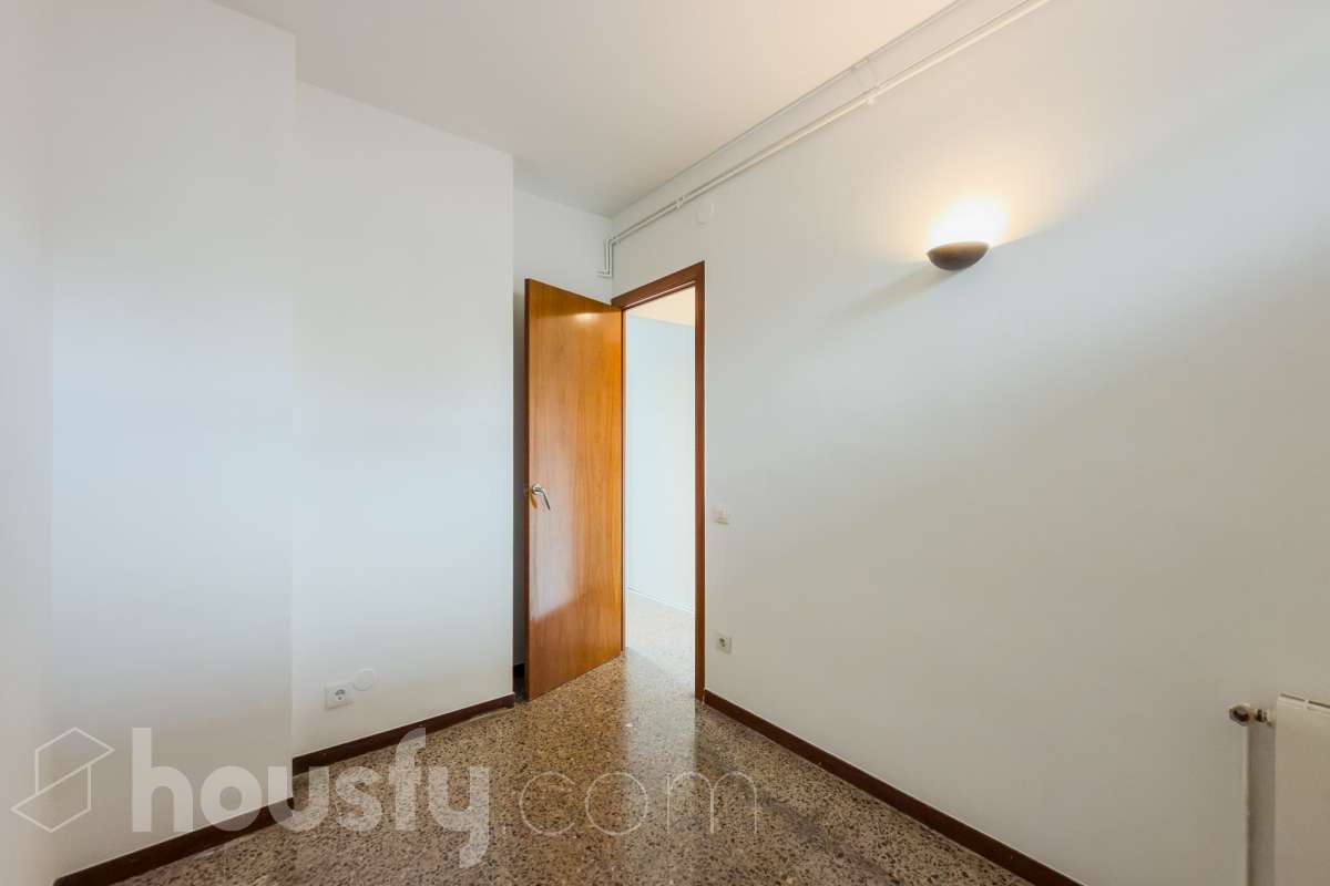 ¡Housfy presenta espectacular dúplex en la inmejorable zona de Plaza Gal.la Placidia ! Si buscas un piso con amplio, con luz y ubicación inmejorable es tu ocasión. El inmueble se encuentra en una 3ª planta de finca con ascensor construida en 1988, y dispone de 105m² construidos, distribuidos en: - 2 habitaciones dobles exteriores - 2 habitaciones medianas interiores - 3 baños completos (2 con bañera y 1 con plato ducha) - Cocina independiente - Salón-comedor amplio, cálido y muy luminoso. La finca está exenta de la ITE ya que es del año 1988. La orientación NORESTE garantiza una excelente luminosidad natural durante todo el día y luz directa que te permite disfrutar del sol por la mañana. La zona de Plaça de Gal·la Placídia es una de las ubicaciones más valoradas entre Gràcia y Sant Gervasi, gracias a su combinación de vida de barrio, actividad comercial y excelente conexión con el resto de Barcelona. Rodeada de cafeterías, restaurantes, comercios de proximidad y espacios emblemáticos como el Mercat de la Llibertat, ofrece un ambiente dinámico y residencial a la vez, ideal tanto para vivir como para invertir. En cuanto al transporte público, la comunicación es excelente. A escasos pasos se encuentra la estación de FGC Gràcia, con acceso directo a las líneas L6 y L7 y conexión rápida con Plaça Catalunya y el Vallès. También muy próximas están las estaciones de metro Fontana (L3), Diagonal (L3 y L5) y Pl. Molina. Además, numerosas líneas de autobús y estaciones de Bicing facilitan la movilidad diaria por toda la ciudad. Una ubicación privilegiada para quienes buscan disfrutar de la esencia de Barcelona con todos los servicios, comercios y conexiones al alcance. Este anuncio contiene imágenes ilustrativas, con el objetivo de mostrar el potencial de la propiedad, y pueden diferir del resultado final. En cumplimiento de la Ley 8/2026 en Cataluña, el certificado de presencia o ausencia de amianto se encuentra en proceso de tramitación.-16