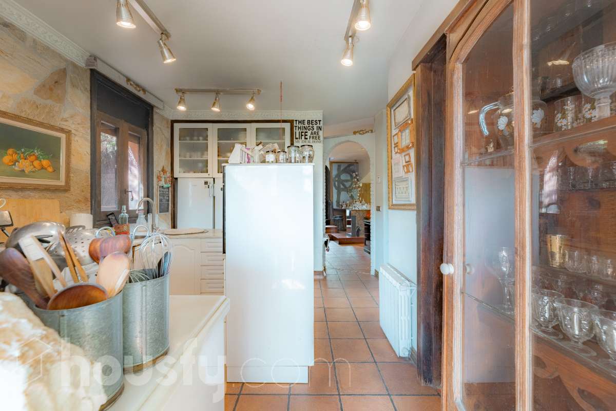 Housfy vende 🏡 amplia casa ubicada en Vallirana, la cuál consta de 272m2 (194m2 verificados con la Dirección General de Catastro y 78m2 actualmente en tramite de regularización documental). Construida en el año: 1992. Distribución de estancias -Salón-comedor -3 Baños -Cocina equipada -1 suite con bañera redonda y armario-vestidor -3 habitaciones dobles -2 habitaciones simples -3 baños (1 en suite) -biblioteca -sala de plancha -lavadero independiente con descalcificadora -concepto abierto a 3 niveles -porche cerrado -amplia sala polivalente ideal para bodega -barbacoa Características específicas -Cédula de habitabilidad -Trastero -Calefacción -Puerta blindada -Terraza -Jardín privado -1 Plaza de garaje Zona y entorno Respecto a la ubicación, se sitúa en Vallirana, municipio de Barcelona. Esta propiedad se encuentra cerca de transporte público, colegios, supermercados y farmacias. Aviso legal El precio de venta no incluye gastos de la compraventa como notaría, registro, impuestos, ni tampoco honorarios agencia. Esta publicación no es vinculante. Consulta siempre la nota simple con Housfy antes de formalizar la compraventa. Sobre nosotros Housfy es la plataforma integral de servicios inmobiliarios. Nuestra combinación de expertos y tecnología pone al alcance de todo el mundo servicios cómodos, claros y seguros. AICAT número: 7922. Nos encargamos de la gestión y asesoramiento de la compra. ¡Olvídate de todo! Hacemos los trámites por ti. Y, si además necesitas financiación, ponemos a tu disposición un bróker hipotecario para ayudarte a conseguir las mejores condiciones para tu perfil económico. ¿Quieres visitarla? Contacta con Housfy y agenda tu visita sin compromiso. Más información en: housfy.com En cumplimiento de la Ley 8/2026 en Cataluña, el certificado de presencia o ausencia de amianto se encuentra en proceso de tramitación.-33