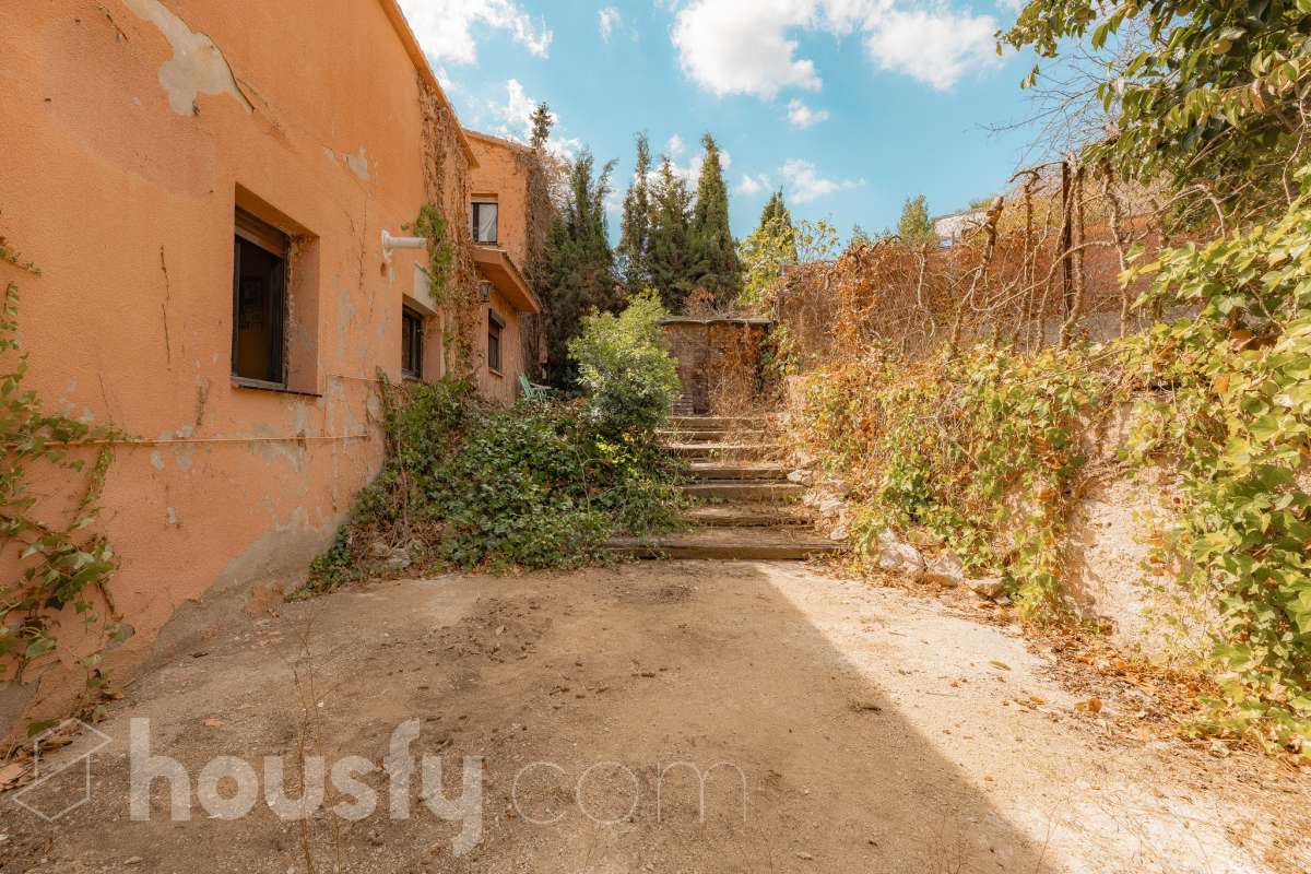Housfy vende 🏡 amplia casa ubicada en Vallirana, la cuál consta de 272m2 (194m2 verificados con la Dirección General de Catastro y 78m2 actualmente en tramite de regularización documental). Construida en el año: 1992. Distribución de estancias -Salón-comedor -3 Baños -Cocina equipada -1 suite con bañera redonda y armario-vestidor -3 habitaciones dobles -2 habitaciones simples -3 baños (1 en suite) -biblioteca -sala de plancha -lavadero independiente con descalcificadora -concepto abierto a 3 niveles -porche cerrado -amplia sala polivalente ideal para bodega -barbacoa Características específicas -Cédula de habitabilidad -Trastero -Calefacción -Puerta blindada -Terraza -Jardín privado -1 Plaza de garaje Zona y entorno Respecto a la ubicación, se sitúa en Vallirana, municipio de Barcelona. Esta propiedad se encuentra cerca de transporte público, colegios, supermercados y farmacias. Aviso legal El precio de venta no incluye gastos de la compraventa como notaría, registro, impuestos, ni tampoco honorarios agencia. Esta publicación no es vinculante. Consulta siempre la nota simple con Housfy antes de formalizar la compraventa. Sobre nosotros Housfy es la plataforma integral de servicios inmobiliarios. Nuestra combinación de expertos y tecnología pone al alcance de todo el mundo servicios cómodos, claros y seguros. AICAT número: 7922. Nos encargamos de la gestión y asesoramiento de la compra. ¡Olvídate de todo! Hacemos los trámites por ti. Y, si además necesitas financiación, ponemos a tu disposición un bróker hipotecario para ayudarte a conseguir las mejores condiciones para tu perfil económico. ¿Quieres visitarla? Contacta con Housfy y agenda tu visita sin compromiso. Más información en: housfy.com En cumplimiento de la Ley 8/2026 en Cataluña, el certificado de presencia o ausencia de amianto se encuentra en proceso de tramitación.-49