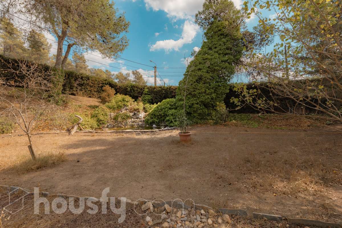 Housfy vende 🏡 amplia casa ubicada en Vallirana, la cuál consta de 272m2 (194m2 verificados con la Dirección General de Catastro y 78m2 actualmente en tramite de regularización documental). Construida en el año: 1992. Distribución de estancias -Salón-comedor -3 Baños -Cocina equipada -1 suite con bañera redonda y armario-vestidor -3 habitaciones dobles -2 habitaciones simples -3 baños (1 en suite) -biblioteca -sala de plancha -lavadero independiente con descalcificadora -concepto abierto a 3 niveles -porche cerrado -amplia sala polivalente ideal para bodega -barbacoa Características específicas -Cédula de habitabilidad -Trastero -Calefacción -Puerta blindada -Terraza -Jardín privado -1 Plaza de garaje Zona y entorno Respecto a la ubicación, se sitúa en Vallirana, municipio de Barcelona. Esta propiedad se encuentra cerca de transporte público, colegios, supermercados y farmacias. Aviso legal El precio de venta no incluye gastos de la compraventa como notaría, registro, impuestos, ni tampoco honorarios agencia. Esta publicación no es vinculante. Consulta siempre la nota simple con Housfy antes de formalizar la compraventa. Sobre nosotros Housfy es la plataforma integral de servicios inmobiliarios. Nuestra combinación de expertos y tecnología pone al alcance de todo el mundo servicios cómodos, claros y seguros. AICAT número: 7922. Nos encargamos de la gestión y asesoramiento de la compra. ¡Olvídate de todo! Hacemos los trámites por ti. Y, si además necesitas financiación, ponemos a tu disposición un bróker hipotecario para ayudarte a conseguir las mejores condiciones para tu perfil económico. ¿Quieres visitarla? Contacta con Housfy y agenda tu visita sin compromiso. Más información en: housfy.com En cumplimiento de la Ley 8/2026 en Cataluña, el certificado de presencia o ausencia de amianto se encuentra en proceso de tramitación.-53