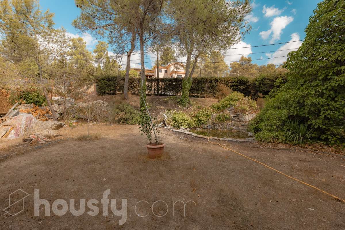 Housfy vende 🏡 amplia casa ubicada en Vallirana, la cuál consta de 272m2 (194m2 verificados con la Dirección General de Catastro y 78m2 actualmente en tramite de regularización documental). Construida en el año: 1992. Distribución de estancias -Salón-comedor -3 Baños -Cocina equipada -1 suite con bañera redonda y armario-vestidor -3 habitaciones dobles -2 habitaciones simples -3 baños (1 en suite) -biblioteca -sala de plancha -lavadero independiente con descalcificadora -concepto abierto a 3 niveles -porche cerrado -amplia sala polivalente ideal para bodega -barbacoa Características específicas -Cédula de habitabilidad -Trastero -Calefacción -Puerta blindada -Terraza -Jardín privado -1 Plaza de garaje Zona y entorno Respecto a la ubicación, se sitúa en Vallirana, municipio de Barcelona. Esta propiedad se encuentra cerca de transporte público, colegios, supermercados y farmacias. Aviso legal El precio de venta no incluye gastos de la compraventa como notaría, registro, impuestos, ni tampoco honorarios agencia. Esta publicación no es vinculante. Consulta siempre la nota simple con Housfy antes de formalizar la compraventa. Sobre nosotros Housfy es la plataforma integral de servicios inmobiliarios. Nuestra combinación de expertos y tecnología pone al alcance de todo el mundo servicios cómodos, claros y seguros. AICAT número: 7922. Nos encargamos de la gestión y asesoramiento de la compra. ¡Olvídate de todo! Hacemos los trámites por ti. Y, si además necesitas financiación, ponemos a tu disposición un bróker hipotecario para ayudarte a conseguir las mejores condiciones para tu perfil económico. ¿Quieres visitarla? Contacta con Housfy y agenda tu visita sin compromiso. Más información en: housfy.com En cumplimiento de la Ley 8/2026 en Cataluña, el certificado de presencia o ausencia de amianto se encuentra en proceso de tramitación.-47